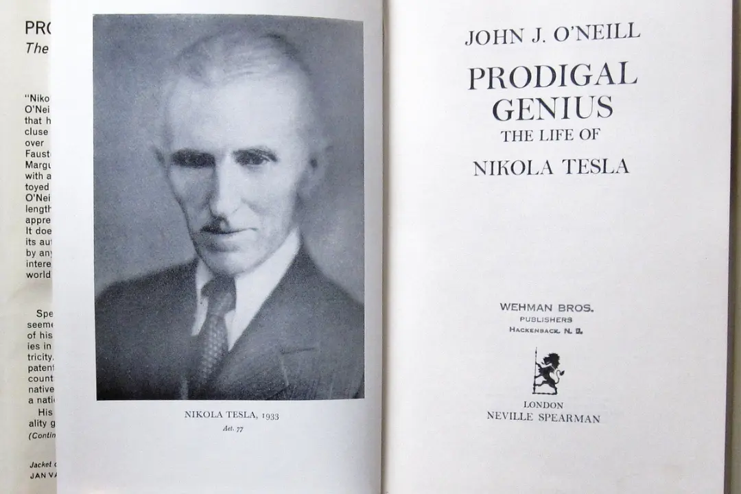 کتاب بیوگرافی تسلا prodigal genius the life of nikola tesla با عکس نیکلا تسلا