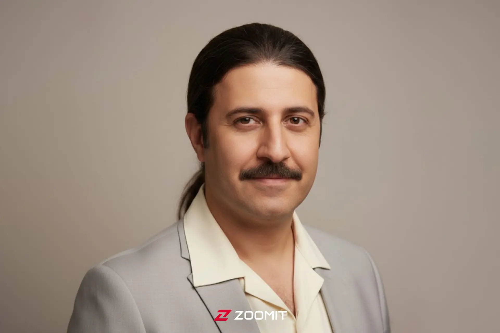 تصویر حرفه‌ای از یک مرد با کد و شلوار رسمی 