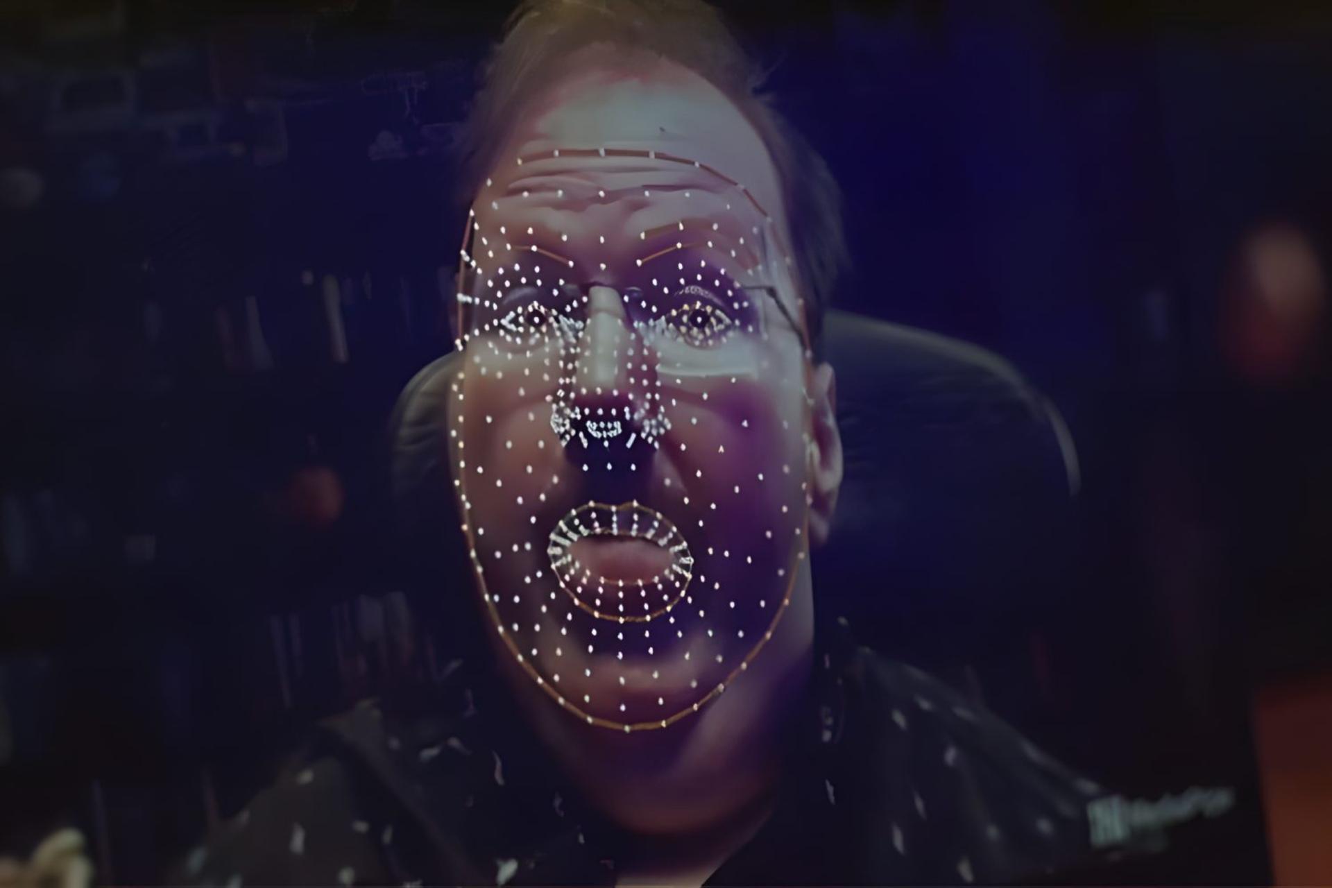 چهره مرد با نقاط دیجیتالی سفید روی آن که نشان دهنده سیستم ردیابی حالات چهره است