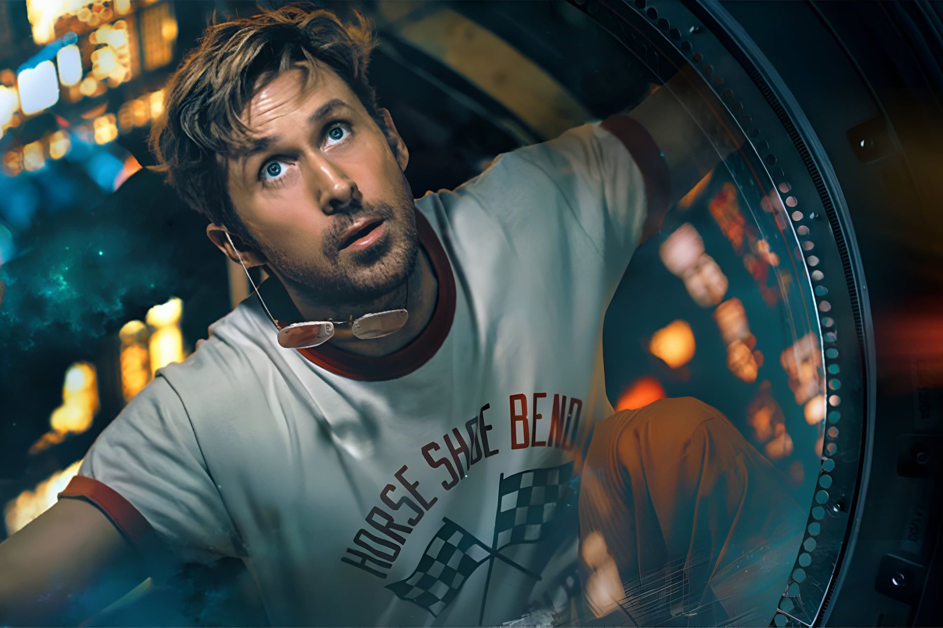 مرد فضانورد داخل فضاپیما