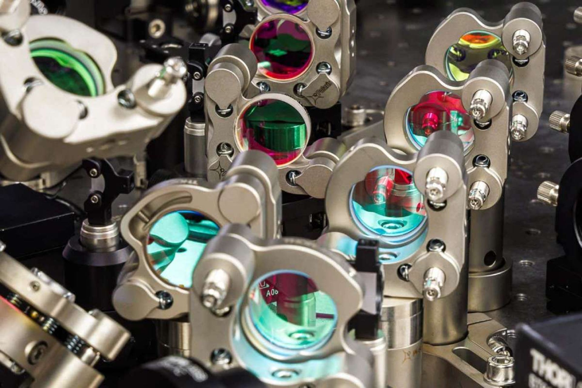 تجهیزات پروژه سیلیکا برای نگارش و ثبت داده‌ها بر روی بستر شیشه.