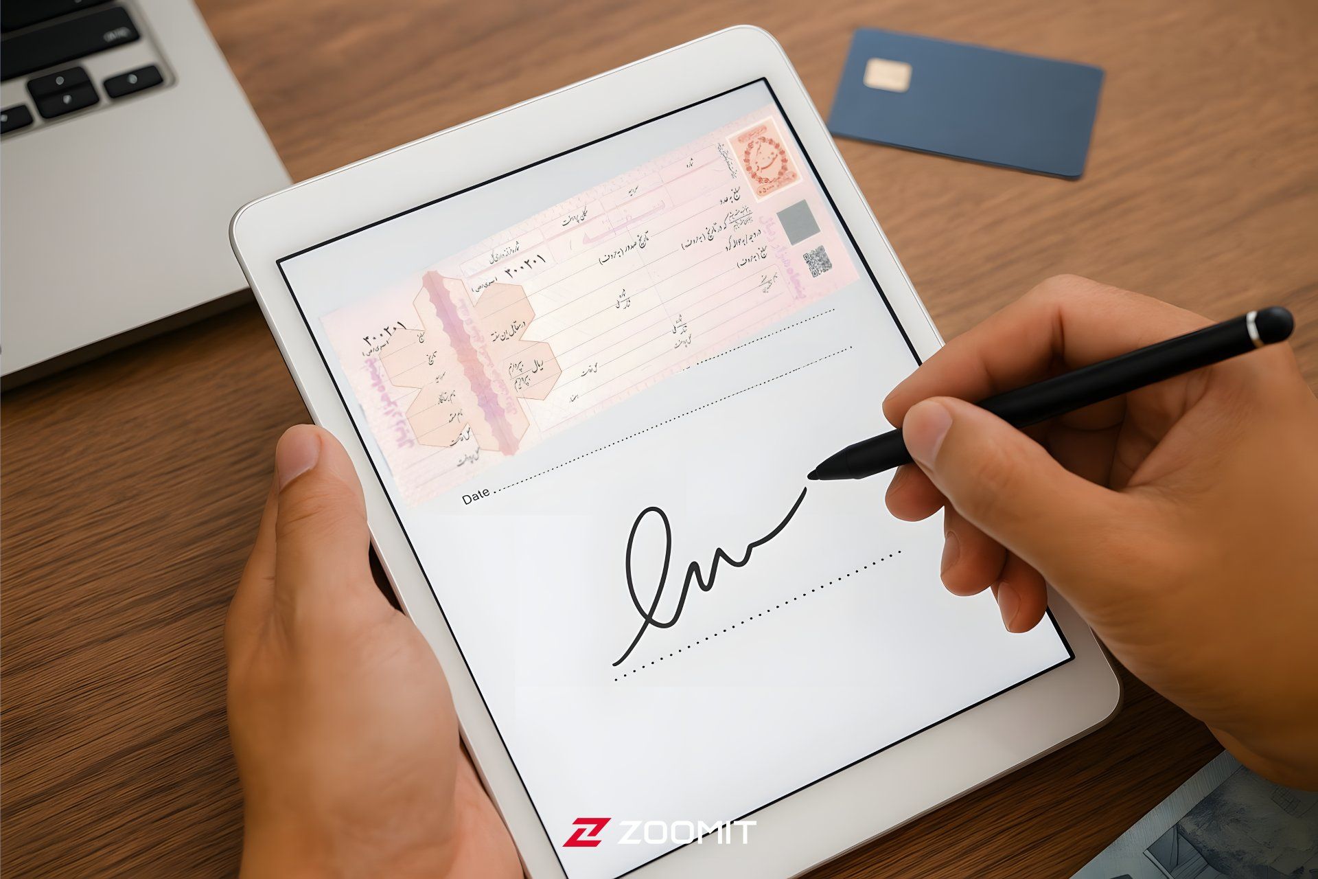 تبلت در دست درحال امضای سفته آنلاین