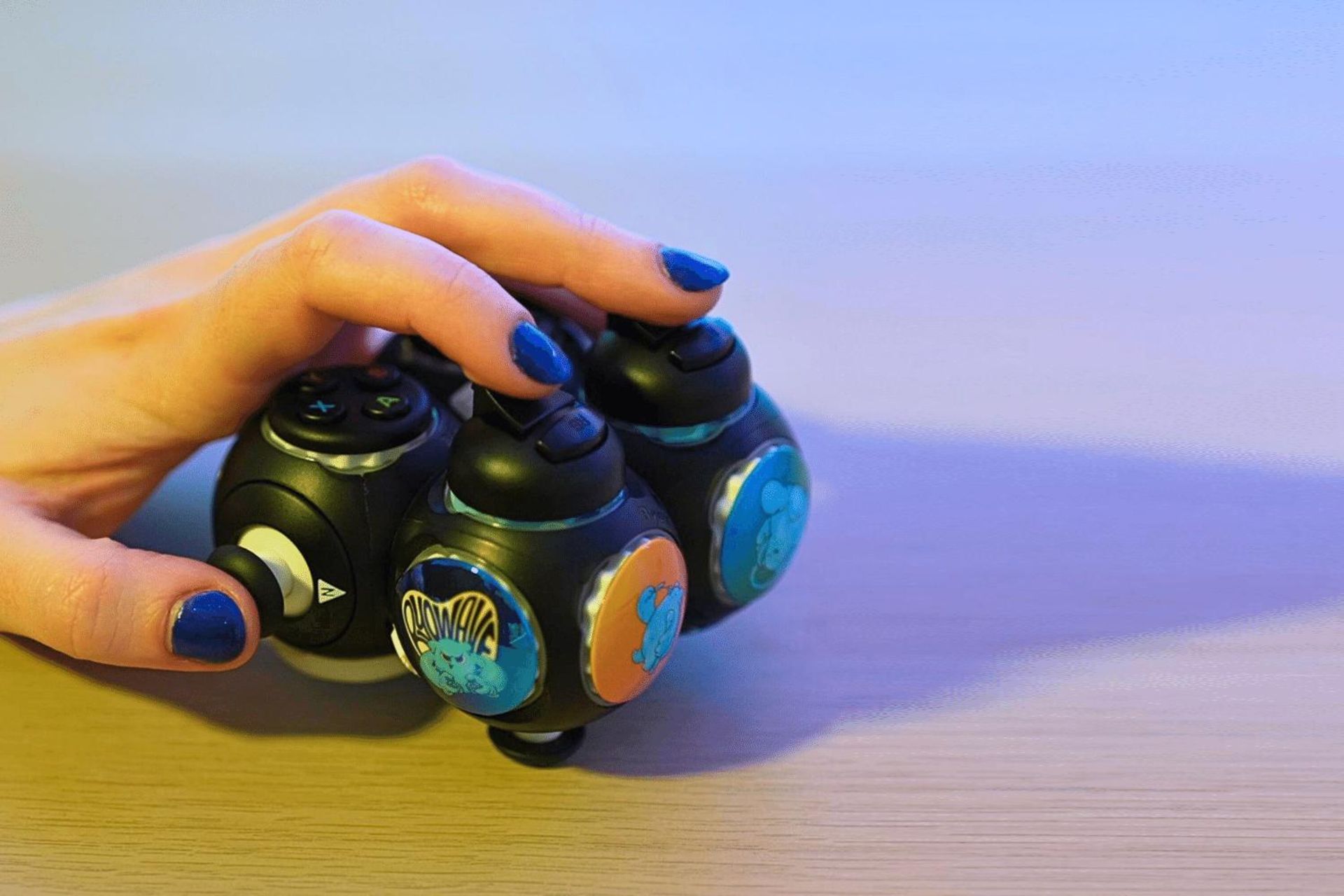 کنترلر ایکس باکس Proteus مخصوص افراد توان یاب روی میز زیر دست