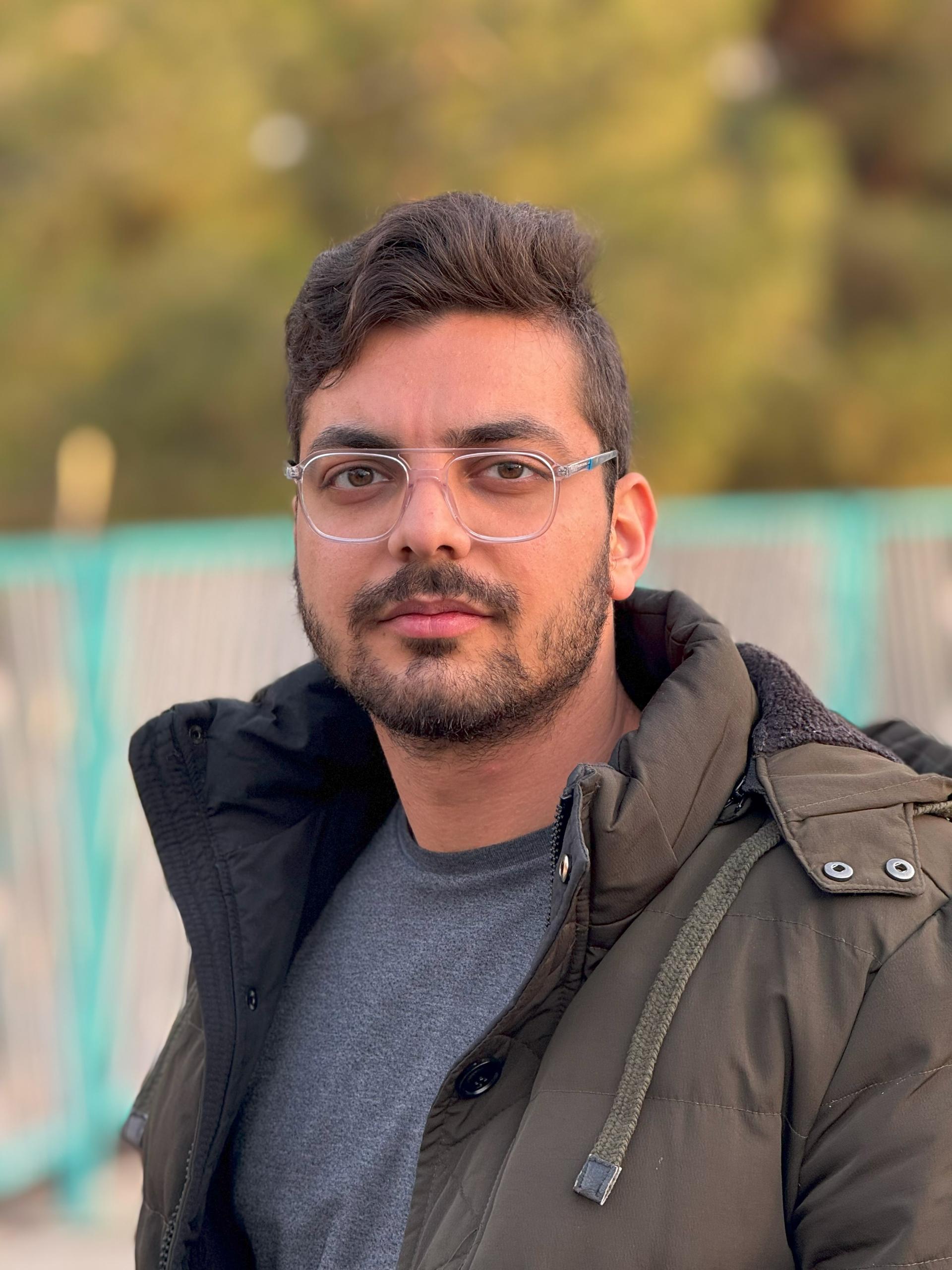 پسری عینکی با کاپشن سبز