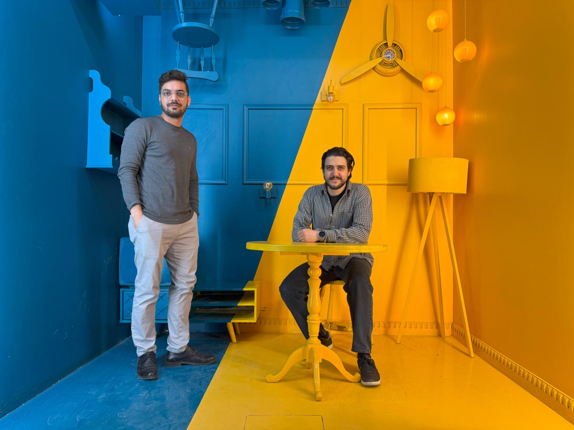 دو پسر در یک فضای رنگی