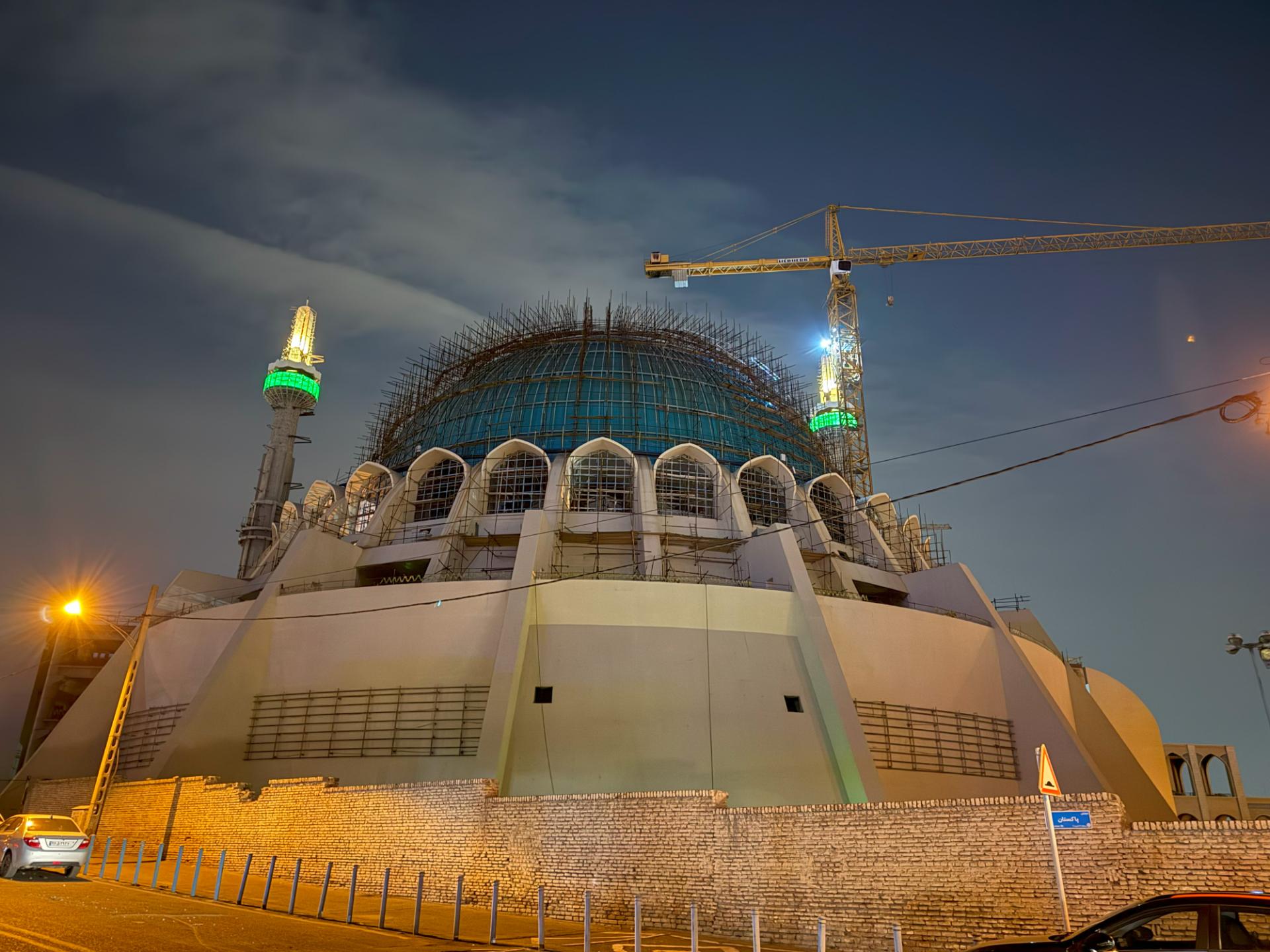 مسجد نیمه کاره در شب