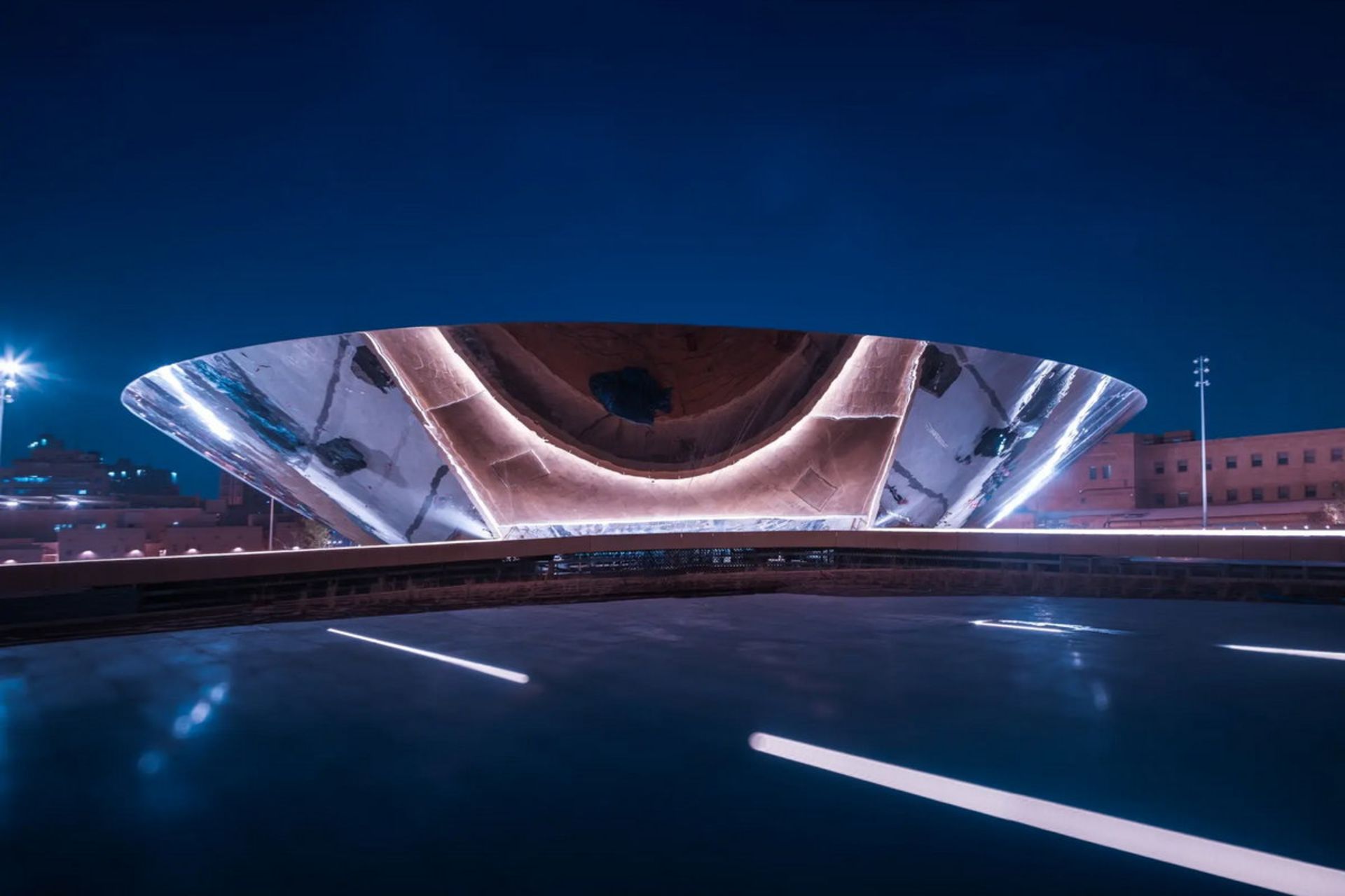 نمای خارجی ایستگاه قصر الحکم مترو ریاض در شب