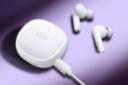 هدفون بی سیم کیو سی وای QCY T13X در حال شارژ
