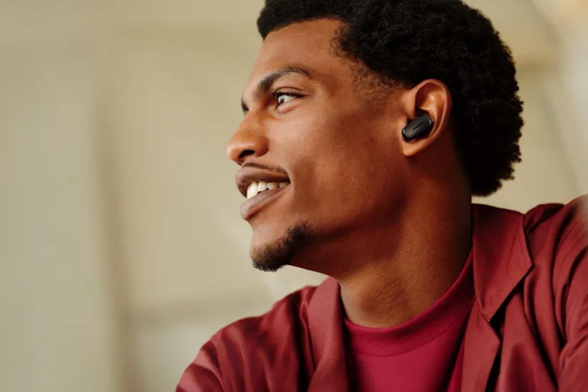 هدفون QuietComfort Ultra بوز روی گوشی فرد سیاه‌ پوست