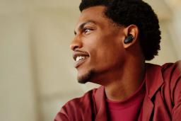 هدفون QuietComfort Ultra بوز روی گوشی فرد سیاه‌ پوست