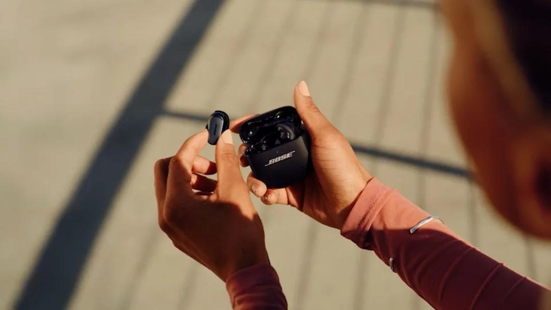 هدفون QuietComfort Ultra بوز در دست فرد سیاه پوست