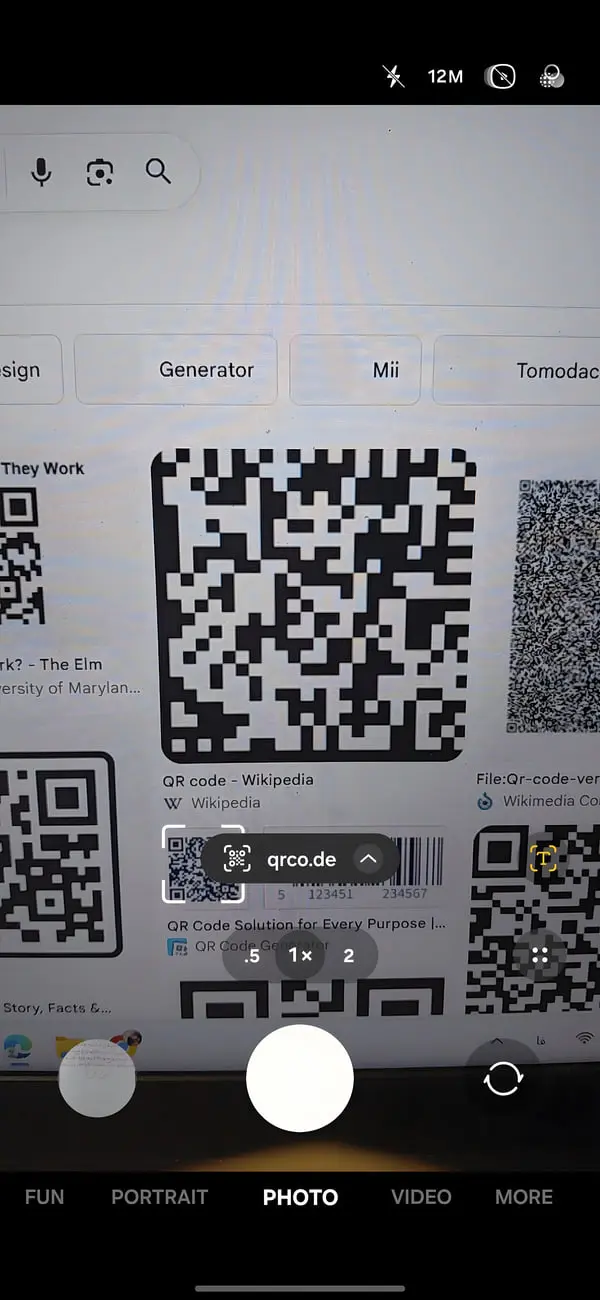 کد QR (QR Code) بزرگ در مرکز صفحه نمایش گوشی هوشمند