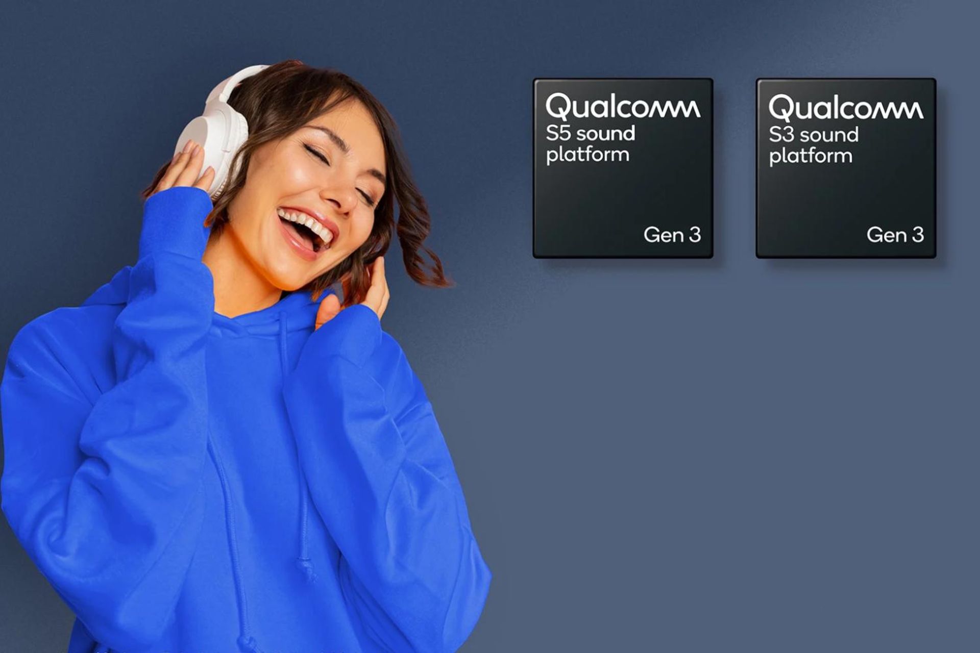 دختر جوان با لباس آبی درحال گوش دادن به موسیقی با هدفون سفید