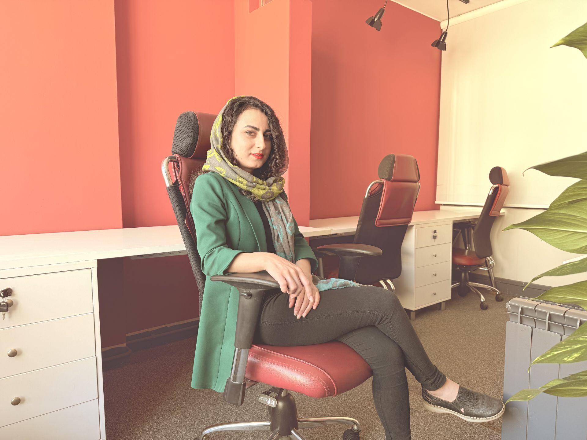 Kausar Nikomanesh, Zomit writer in the editorial office - Quiet iPhone 16 Pro photography style