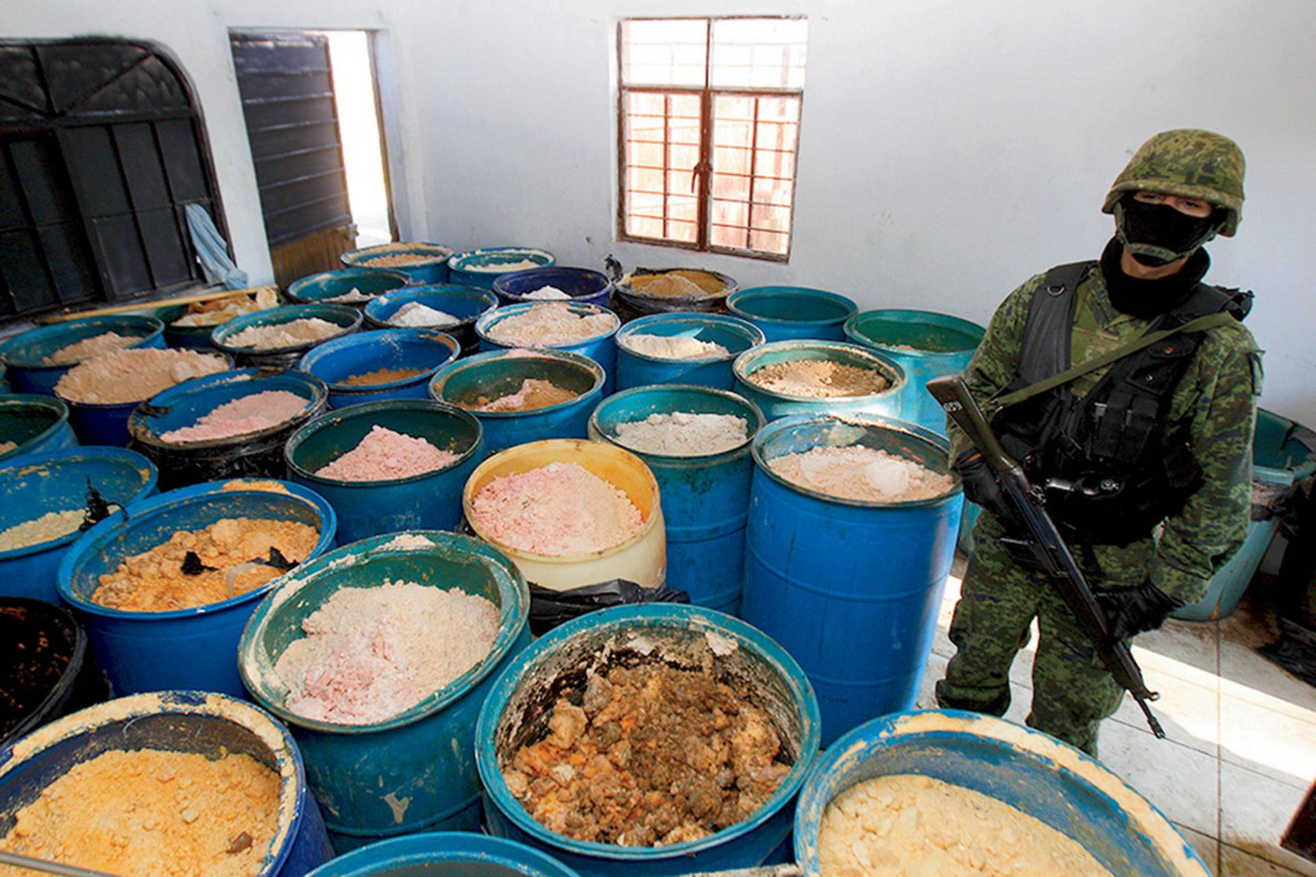 یک سرباز مکزیکی کنار مواد مخدر کشف شده