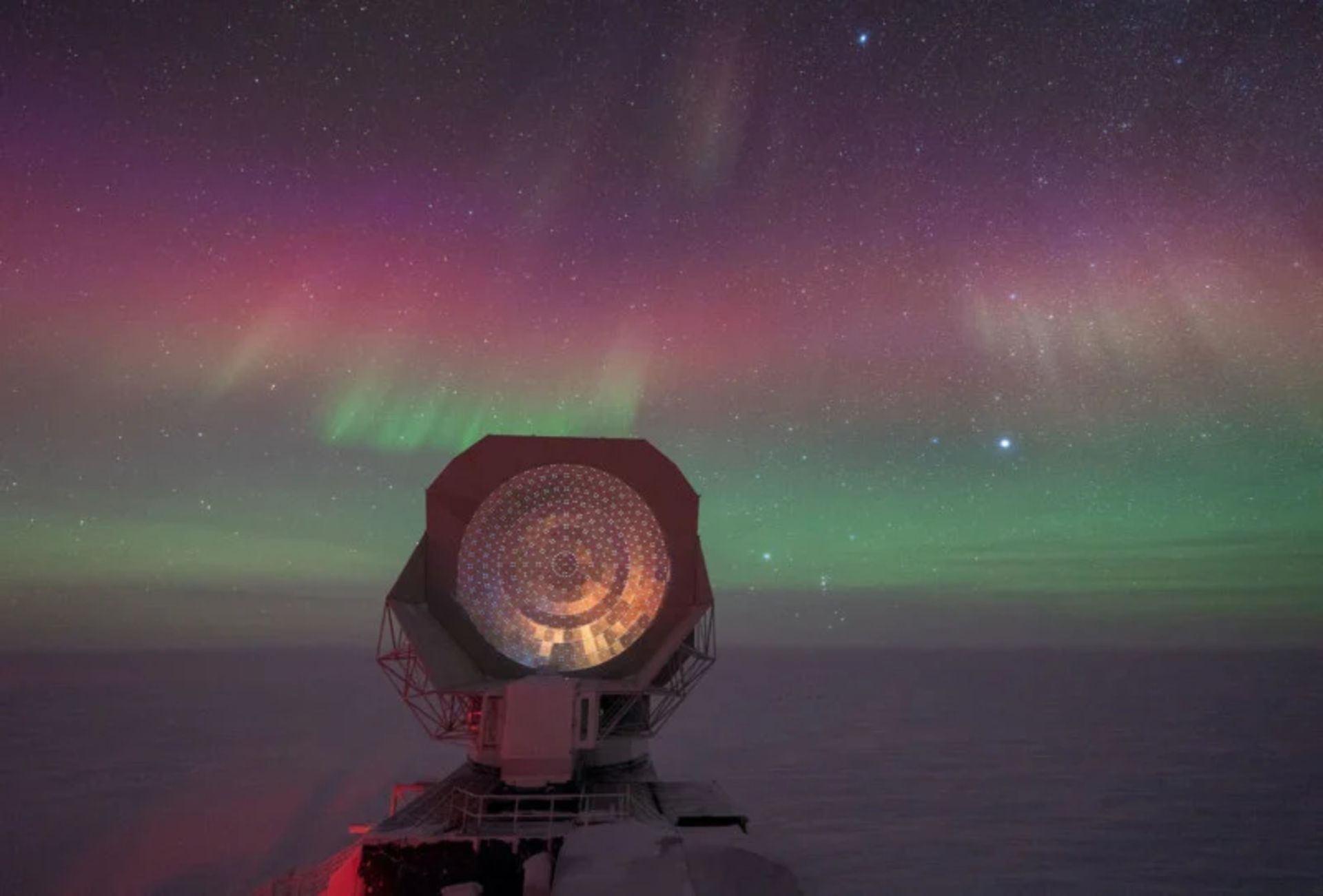 شفق های رنگین کمانی بر فراز قطب جنوب