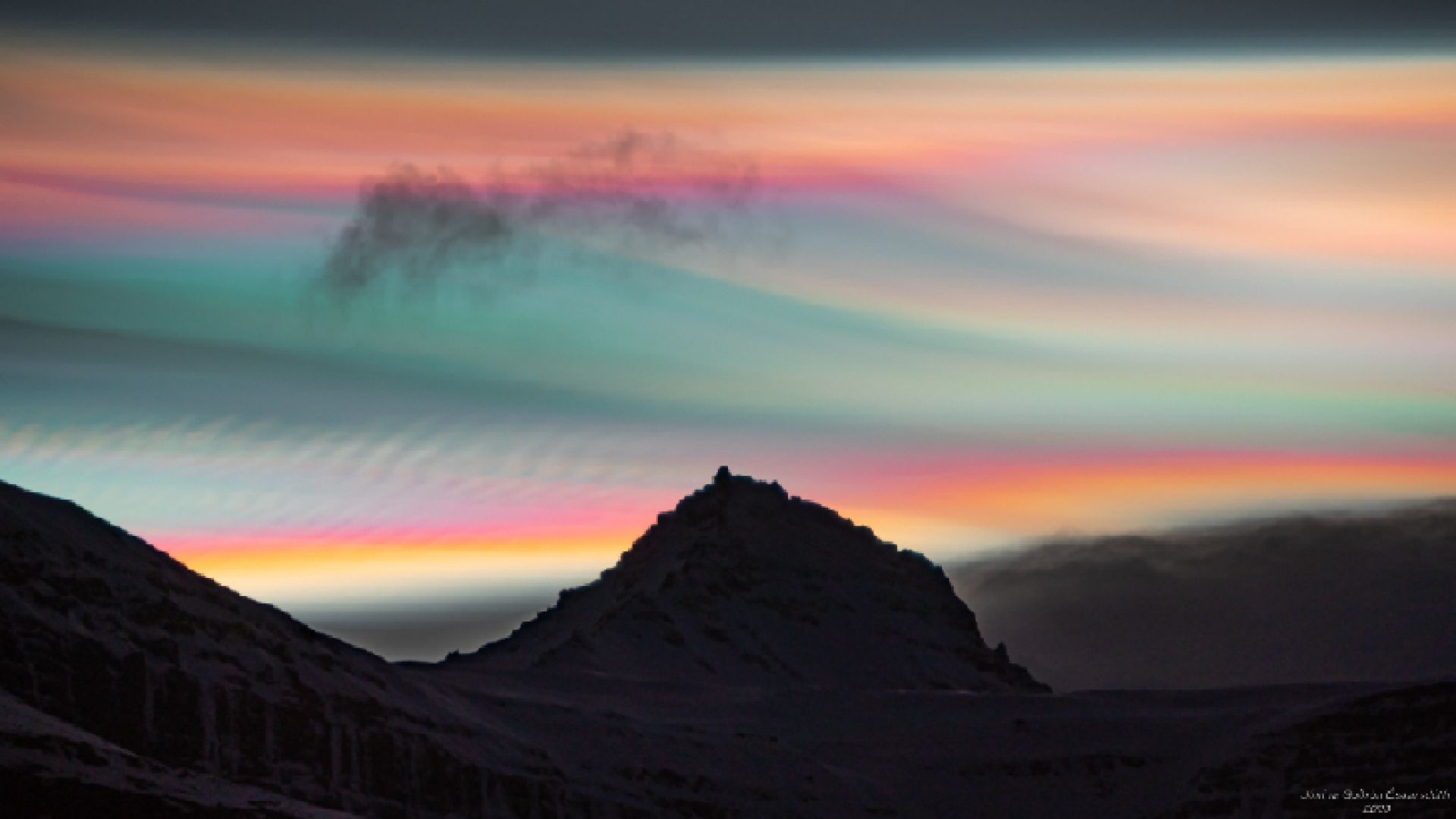 ابرهای استراتوسفری قطبی رنگین‌کمانی شمالگان بر فراز قله کوه جوکالتندور در ایسلند در ۲۵ ژانویه ۲۰۲۳ 