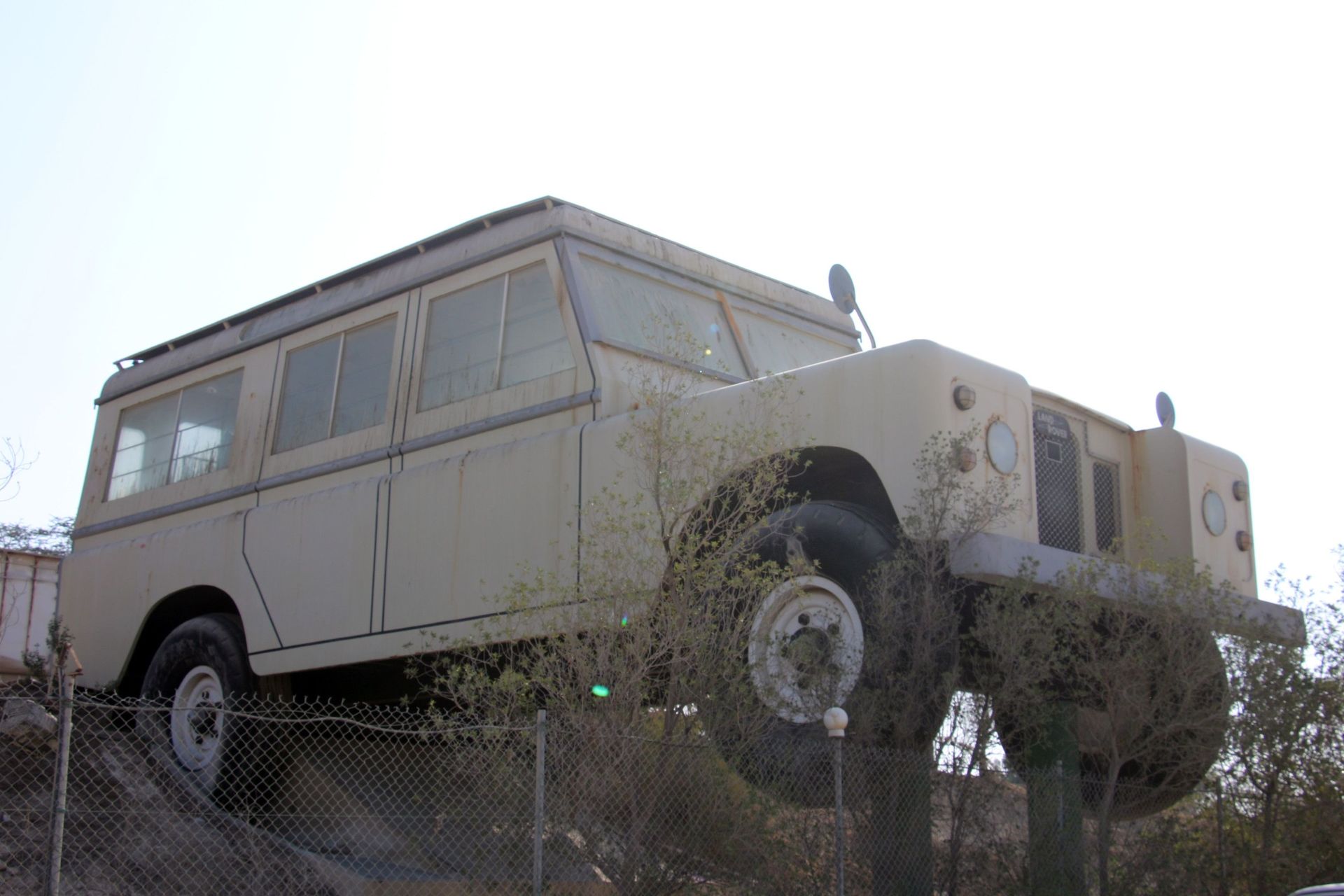 لندروور غول‌پیکر روی دیوار