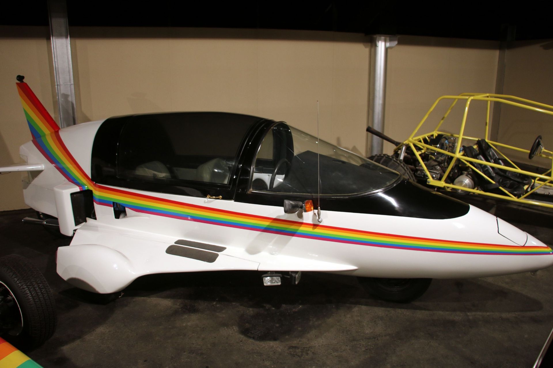 خودرو تک‌سرنشین با خطوط هفت‌رنگ روی بدنه