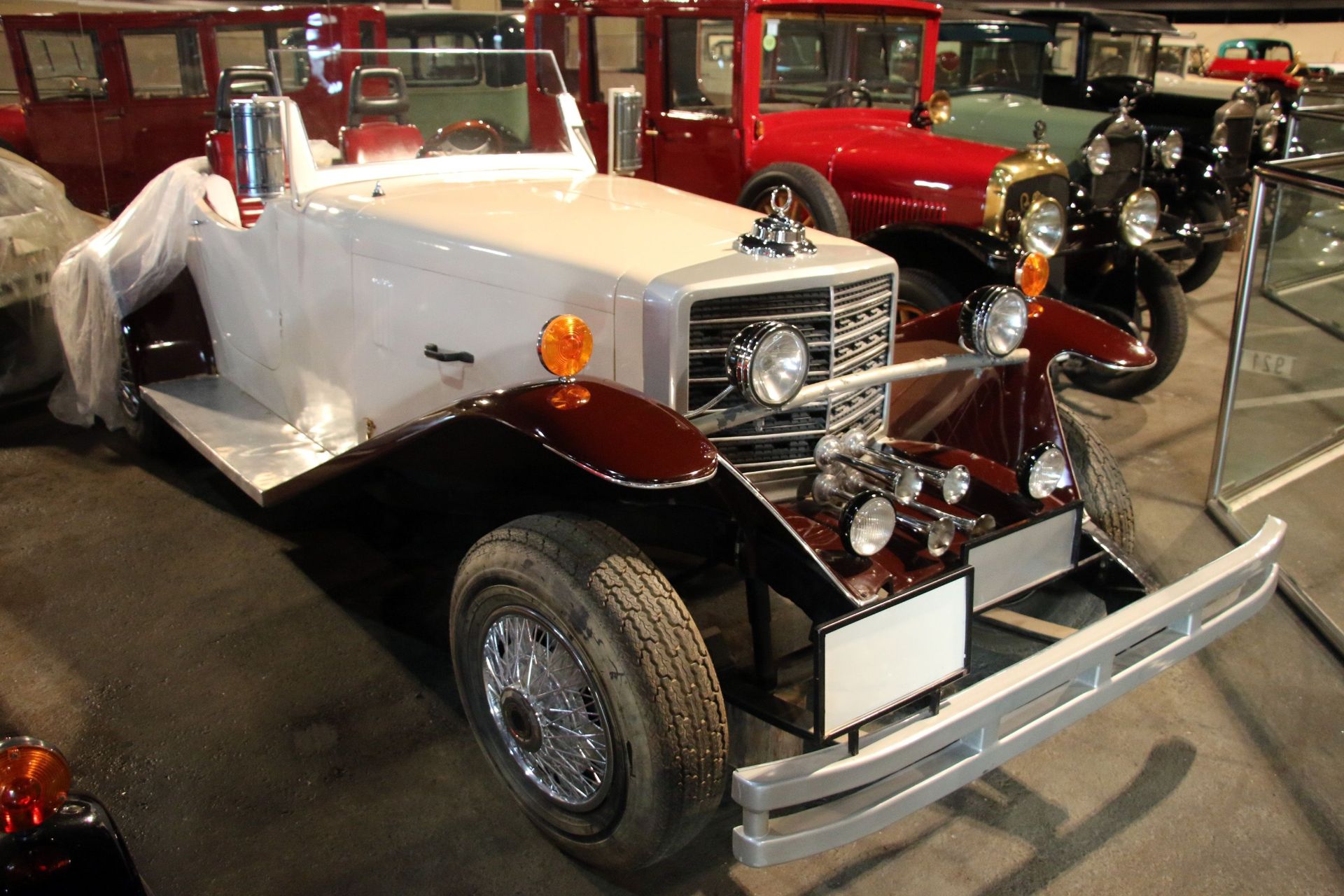 نمای جلو خودرو قدیمی در نمایشگاه