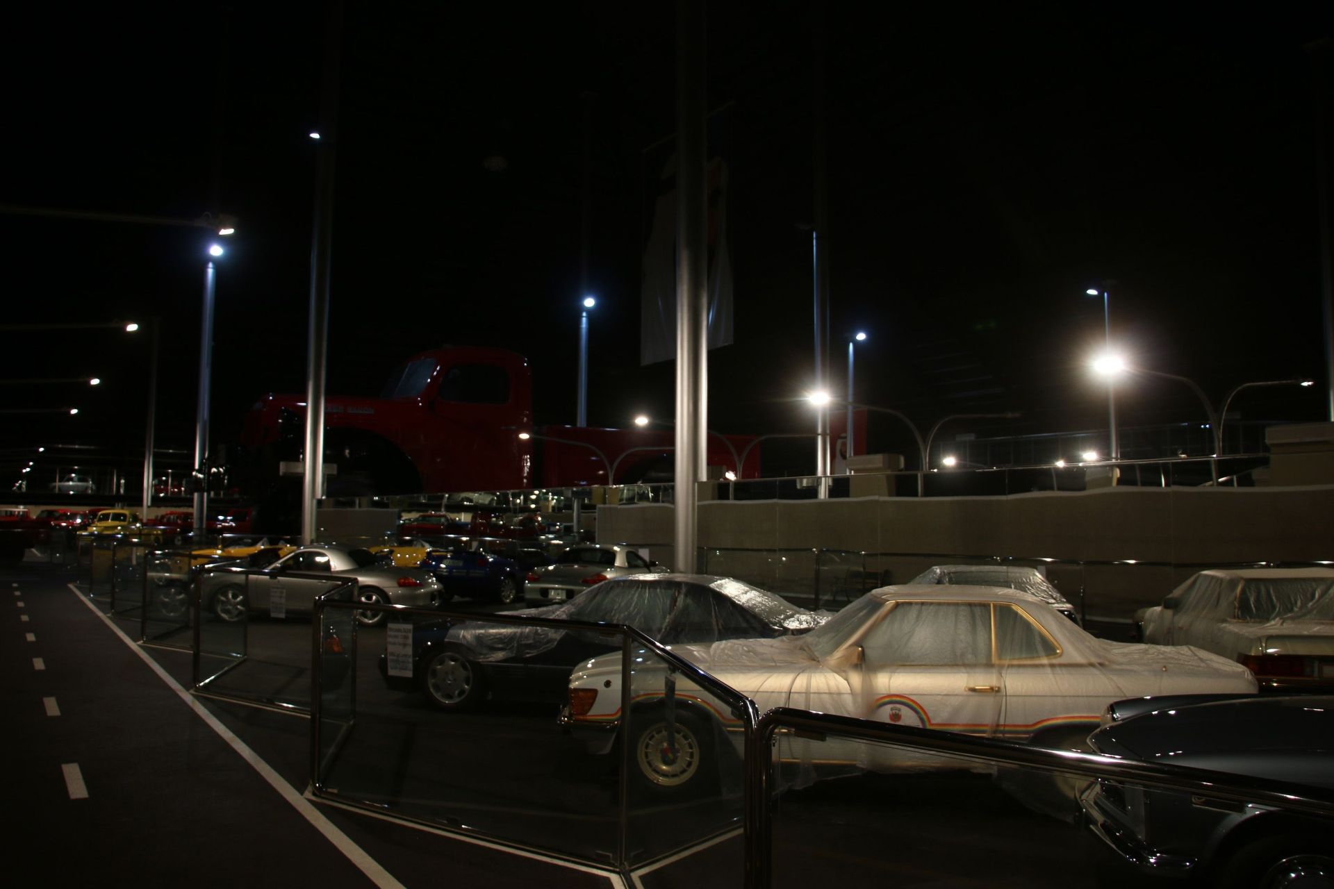 خودروهای قدیمی کنار هم در نمایشگاه