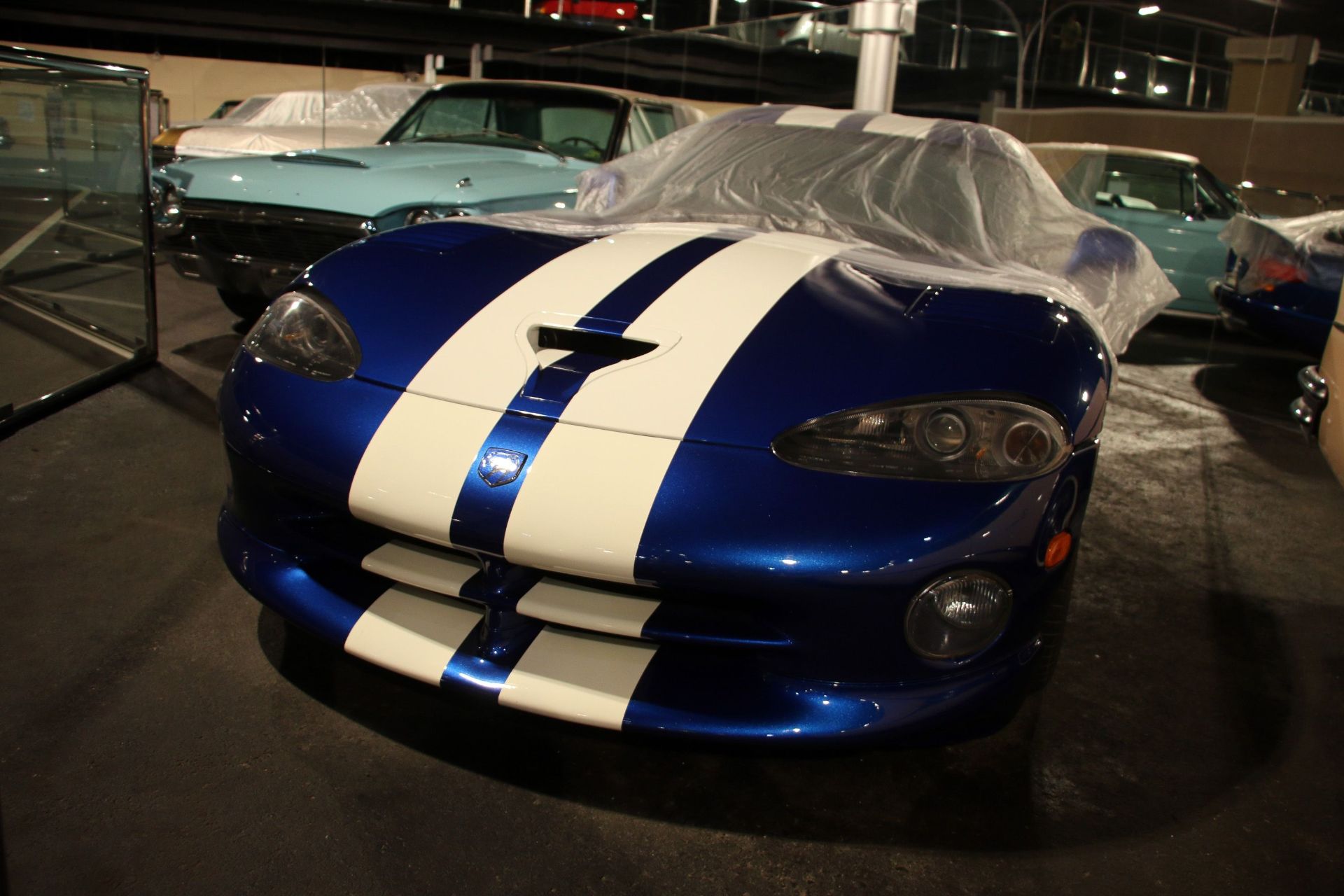 نمای جلو خودرو اسپرت آبی در نمایشگاه