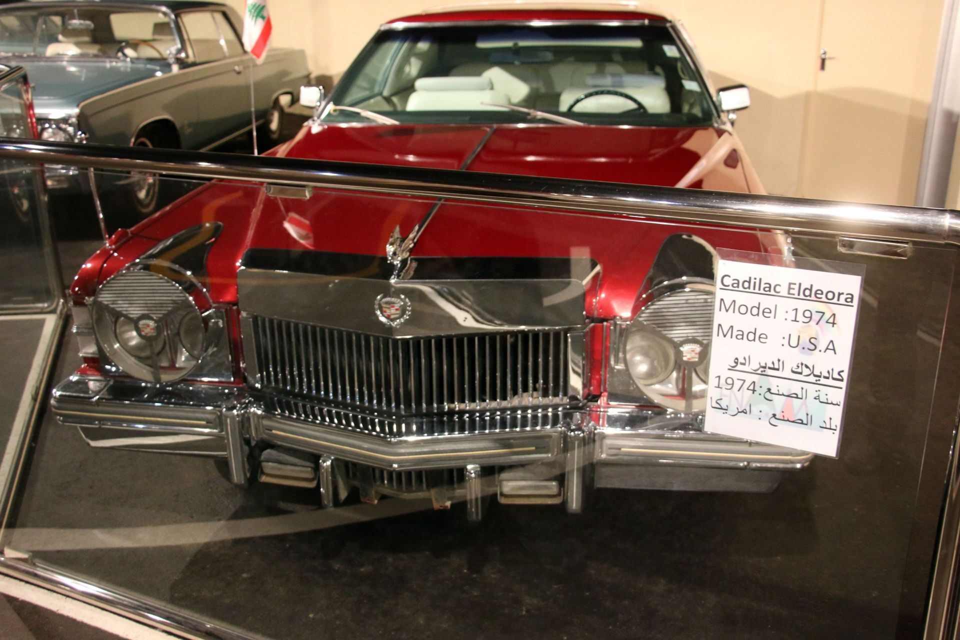 نمای جلو خودرو قدیمی قرمز در نمایشگاه