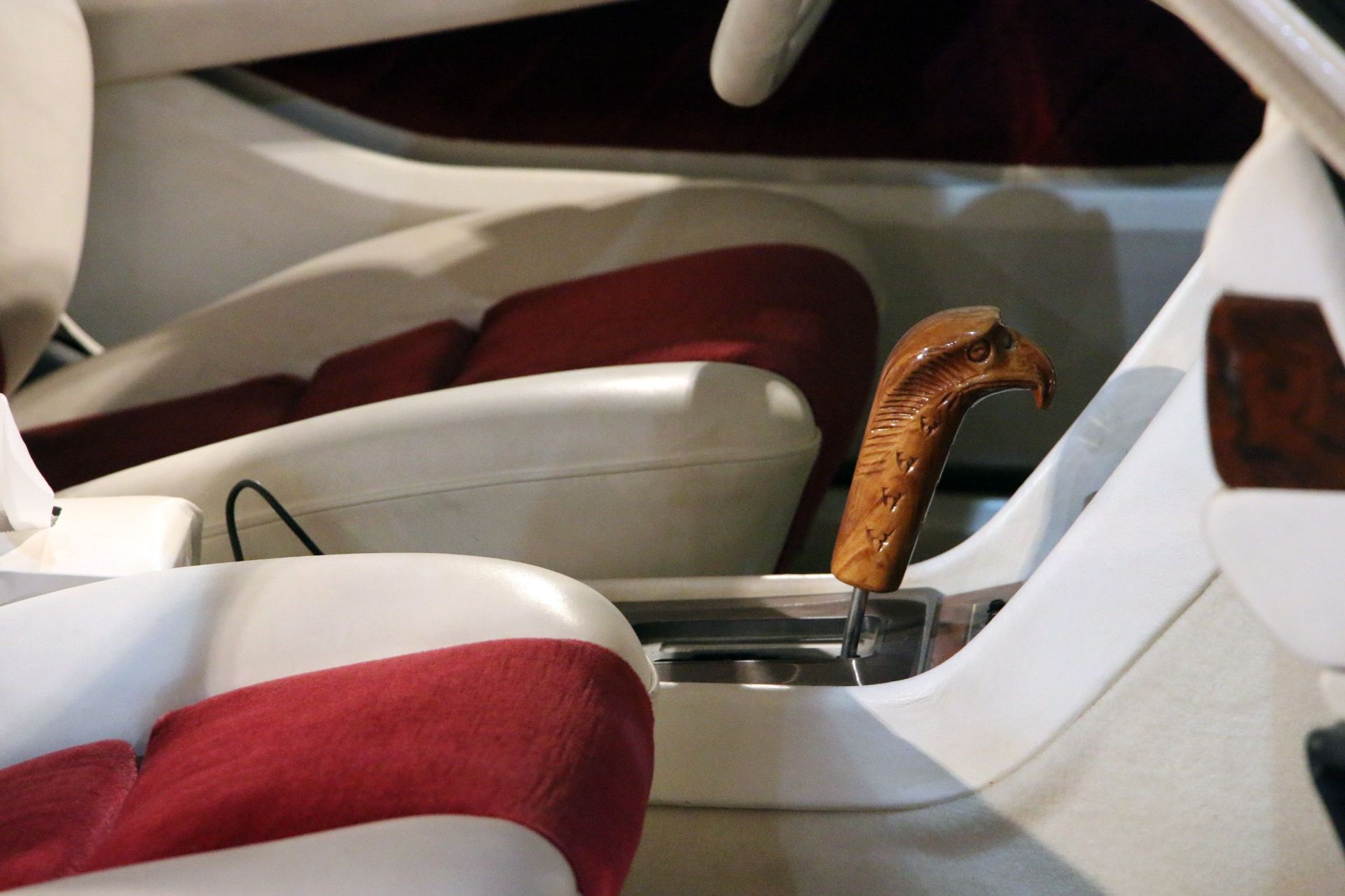 سردنده چوبی طرح عقاب در خودرو