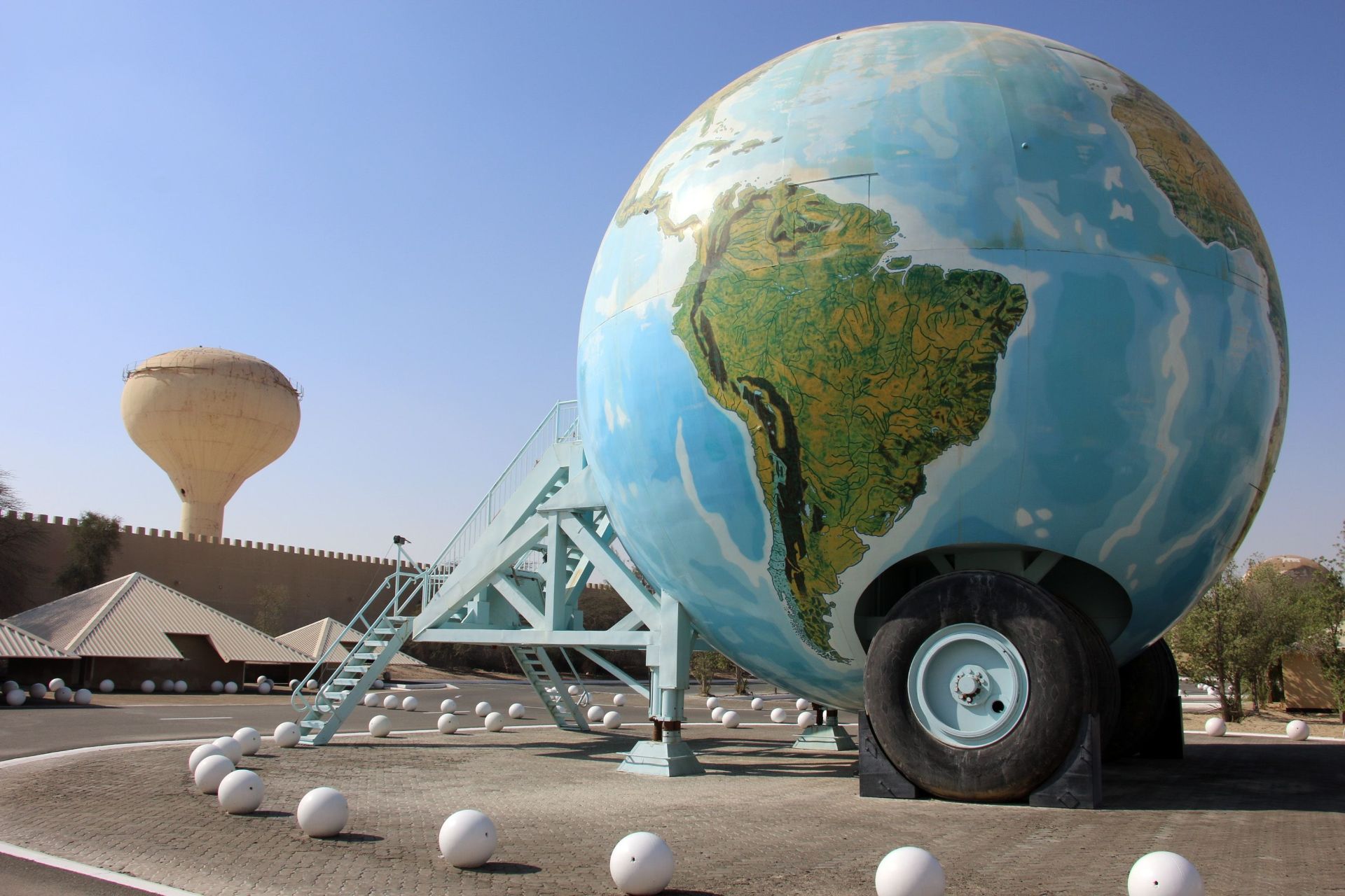 ماکت کره‌ی زمین در یک نمایشگاه