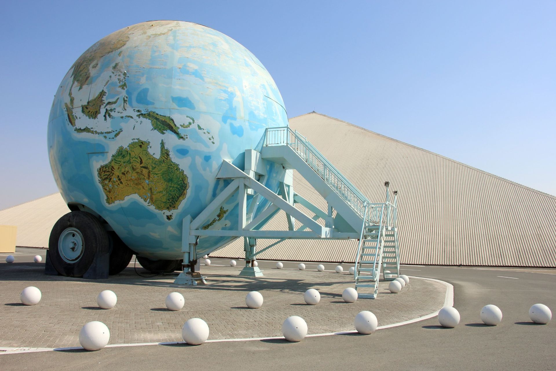 ماکت کره‌ی زمین در یک نمایشگاه