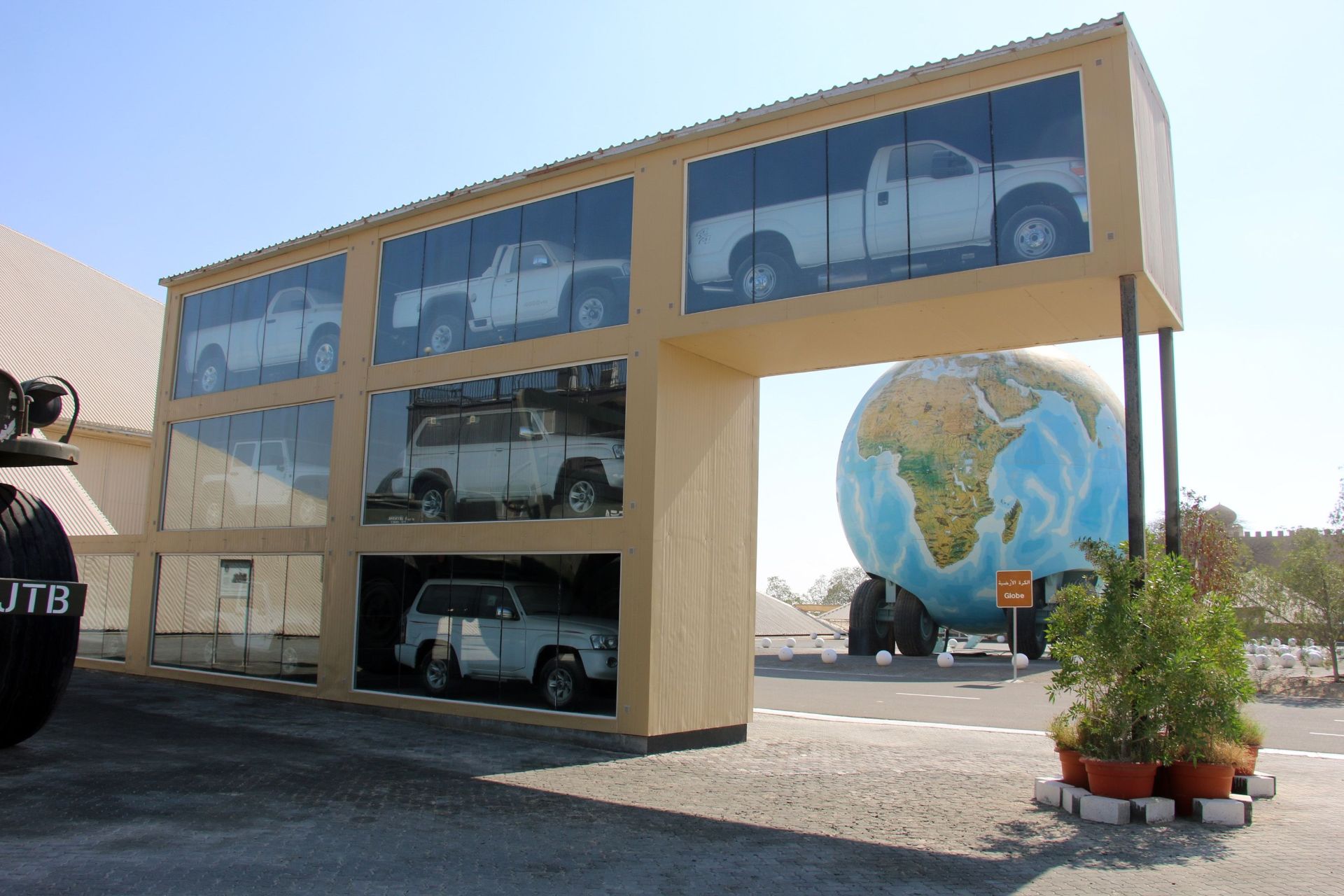 خودروهای لندکروز در ویترین فضای باز