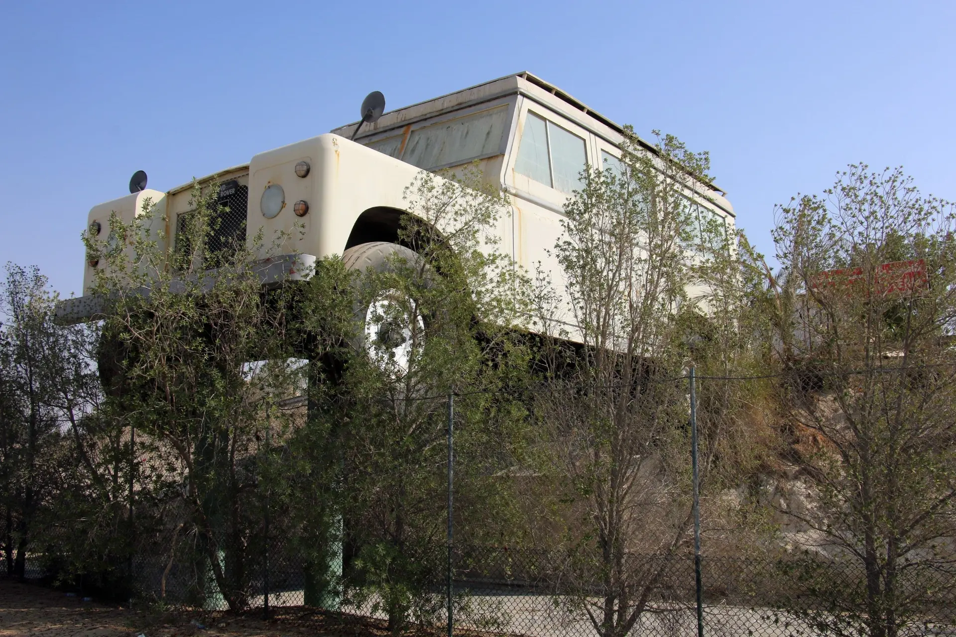 لندروور غول‌پیکر روی دیوار