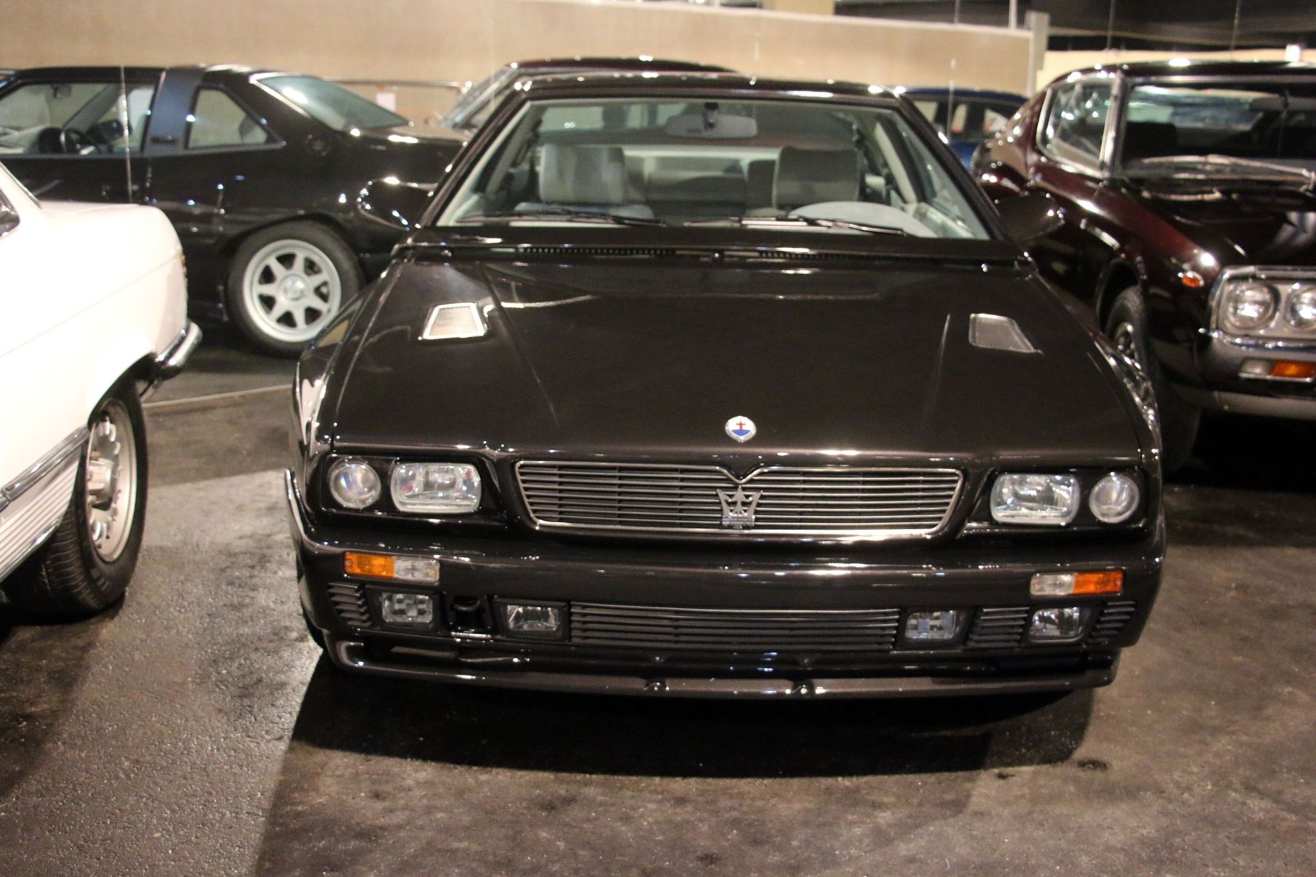 نمای جلو خودرو قدیمی مشکی مازراتی در نمایشگاه