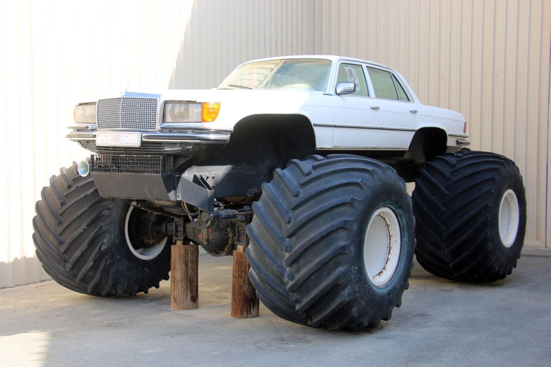 نمای جلو خودرو مرسدس با چرخ‌های بزرگ