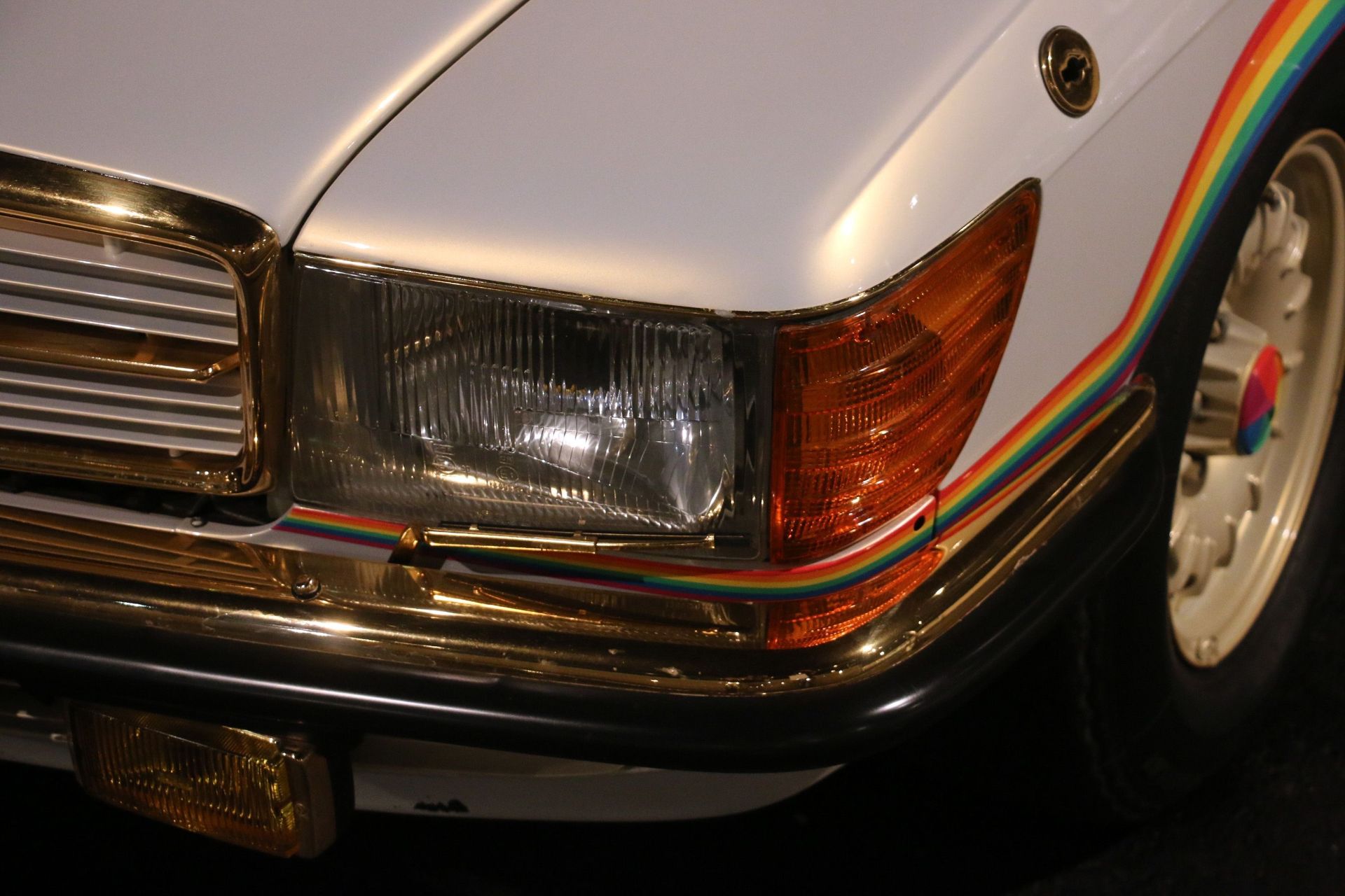 چراغ جلو خودرو مرسدس قدیمی از نمای نزدیک