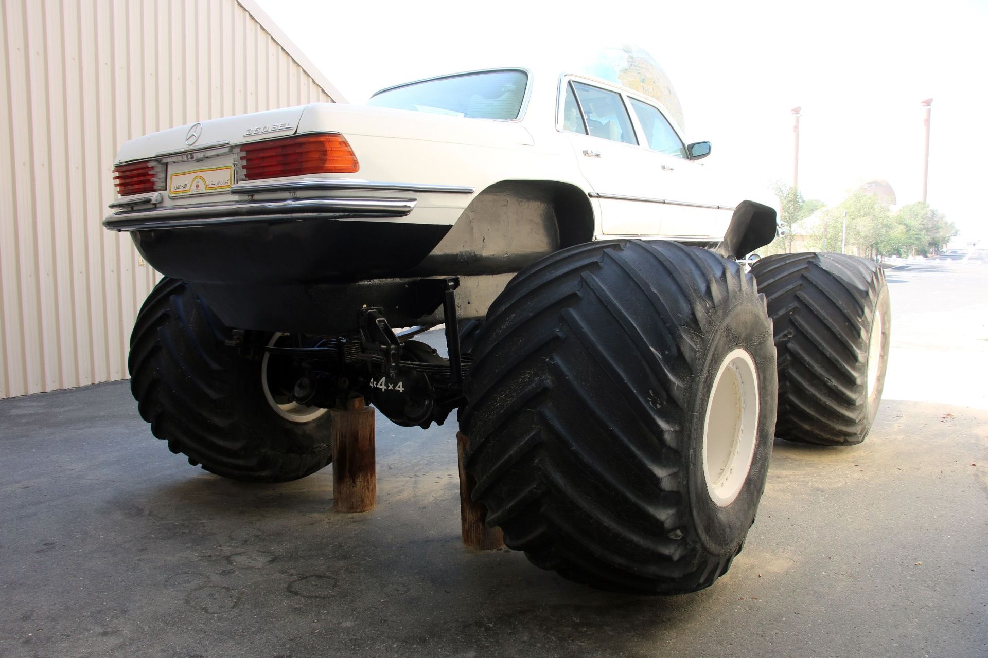 نمای جلو خودرو مرسدس با چرخ‌های بزرگ