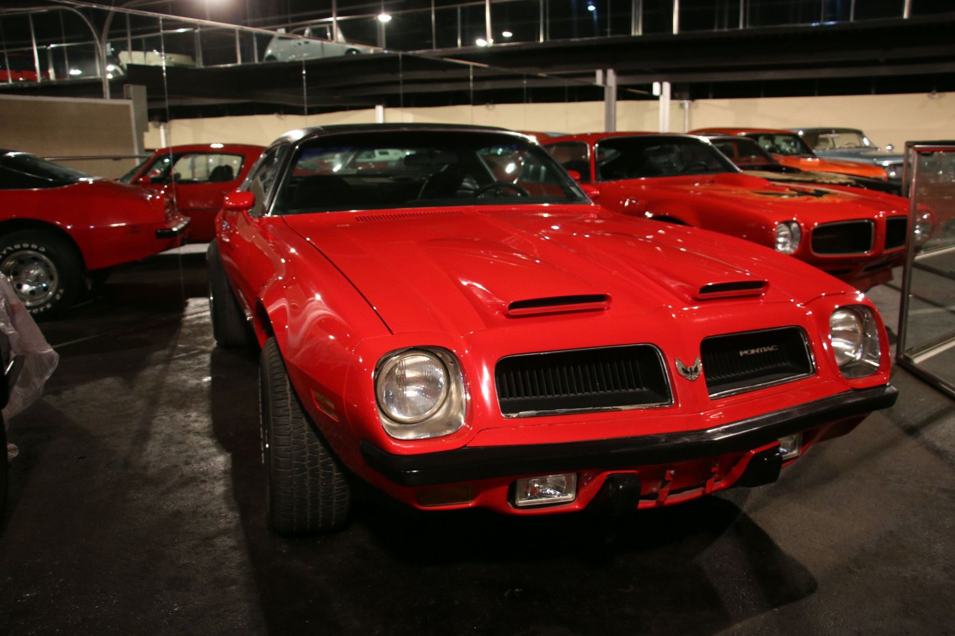 نمای جلو پونتیاک قدیمی قرمز در نمایشگاه