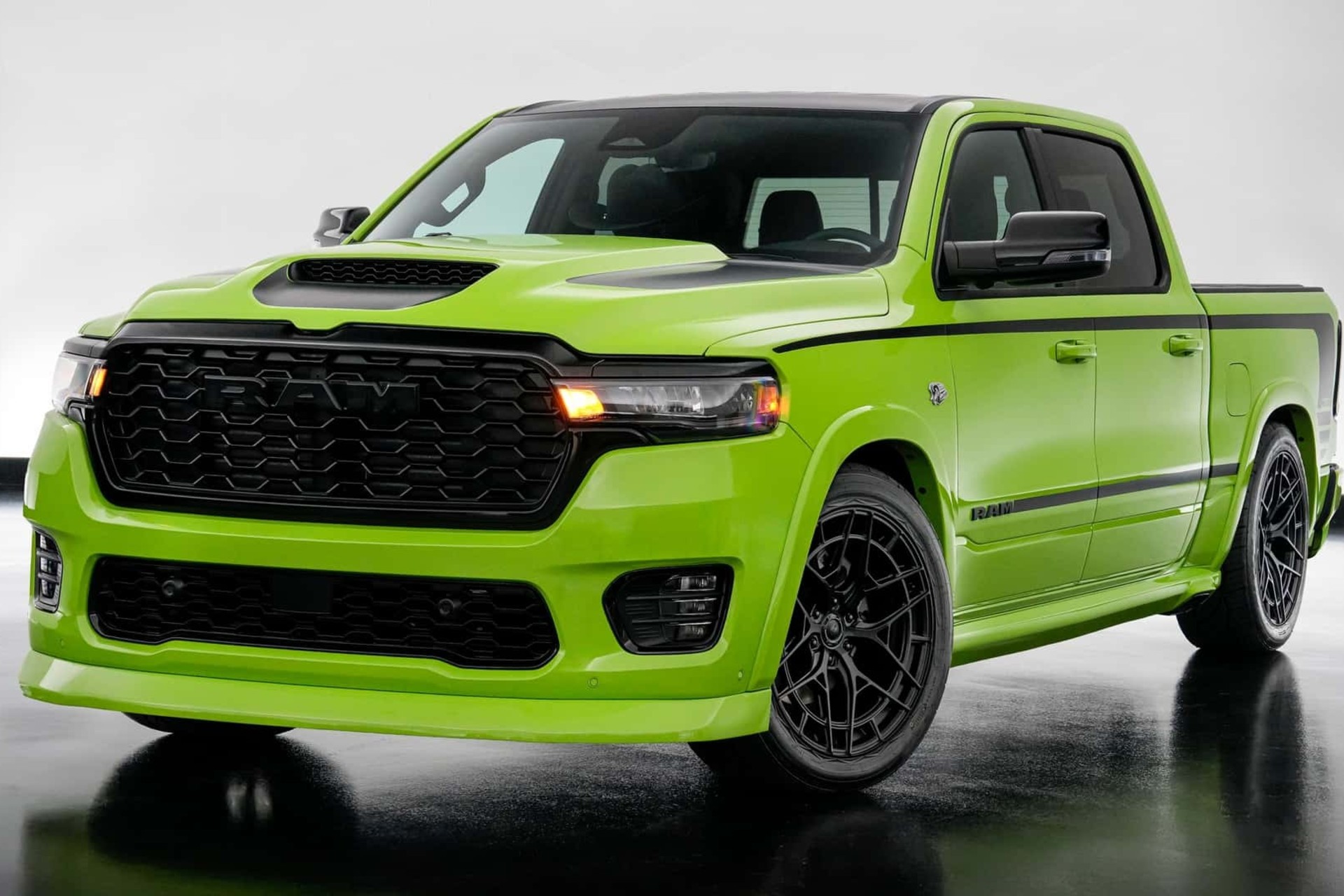 متفاوت‌ترین وانت بازار؟ هیولای جدید «رم» در رنگ سبز به‌نمایش درآمد