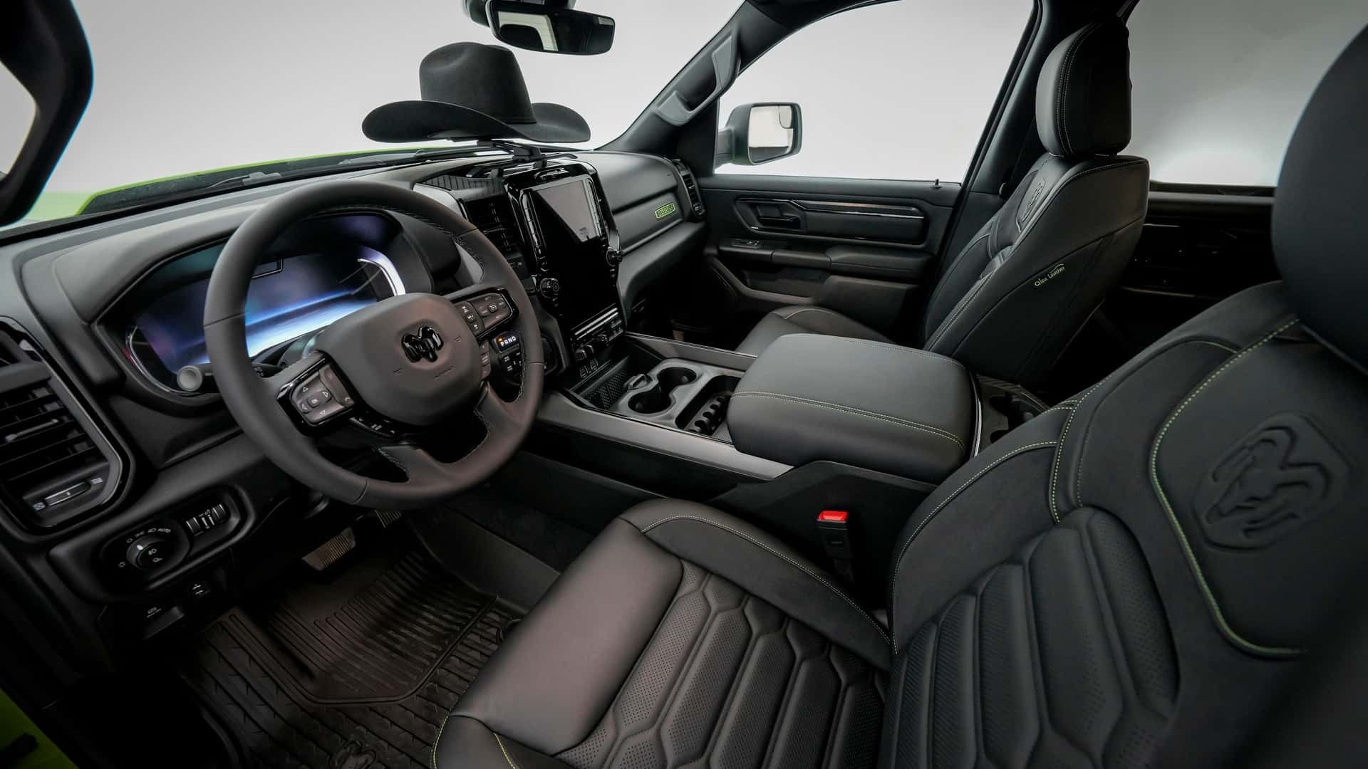 نمای کابین خودرو رم ۱۵۰۰ سفارشی