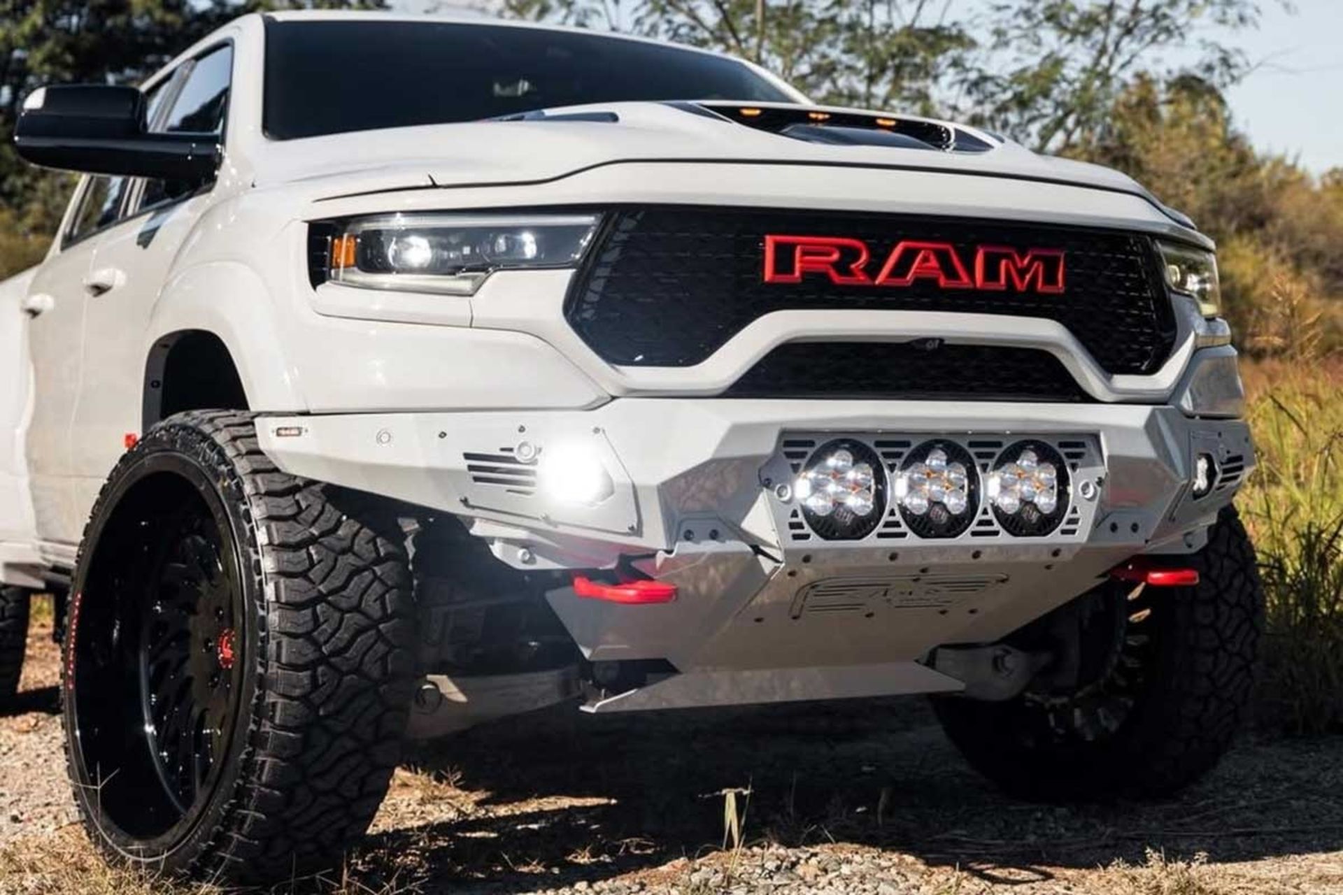 نمای جلو خودرو رم TRX سفارشی