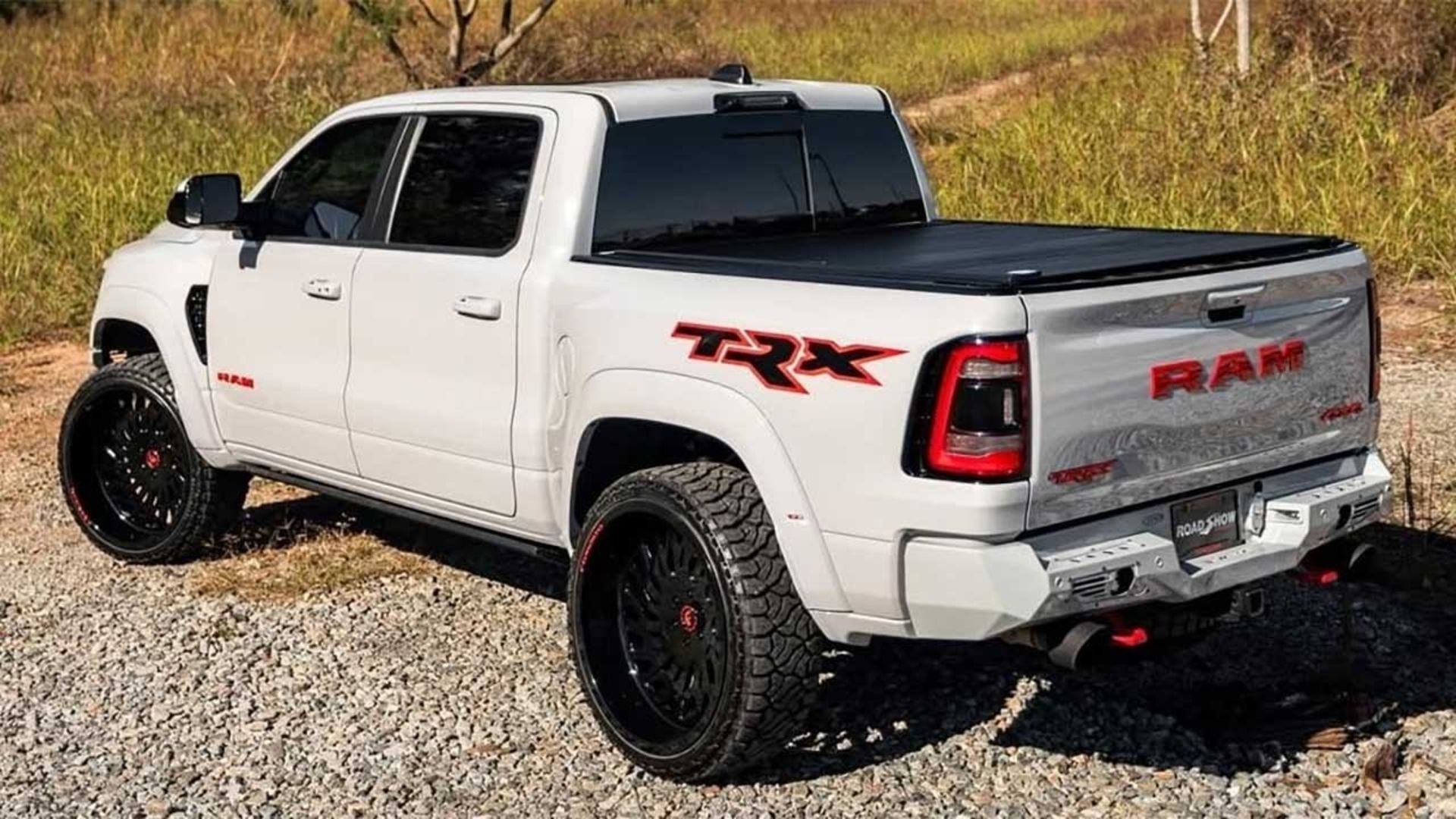 نمای سه‌چهارم عقب خودرو رم TRX سفارشی