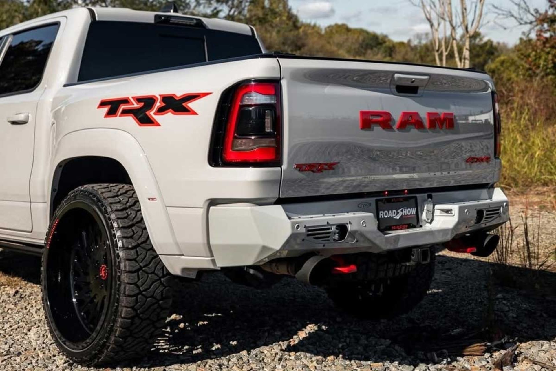 نمای سه‌چهارم عقب خودرو رم TRX سفارشی