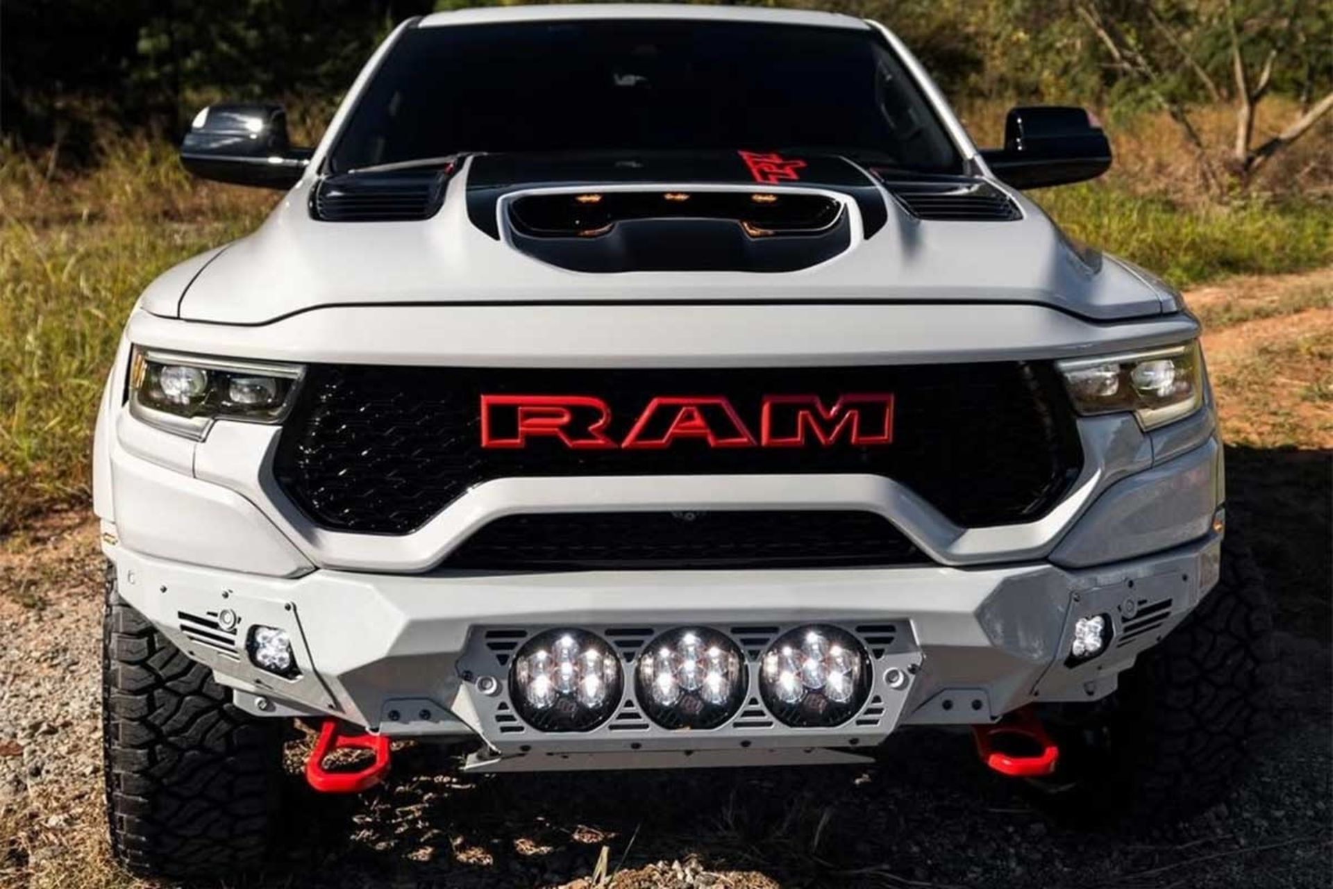 نمای جلو خودرو رم TRX سفارشی