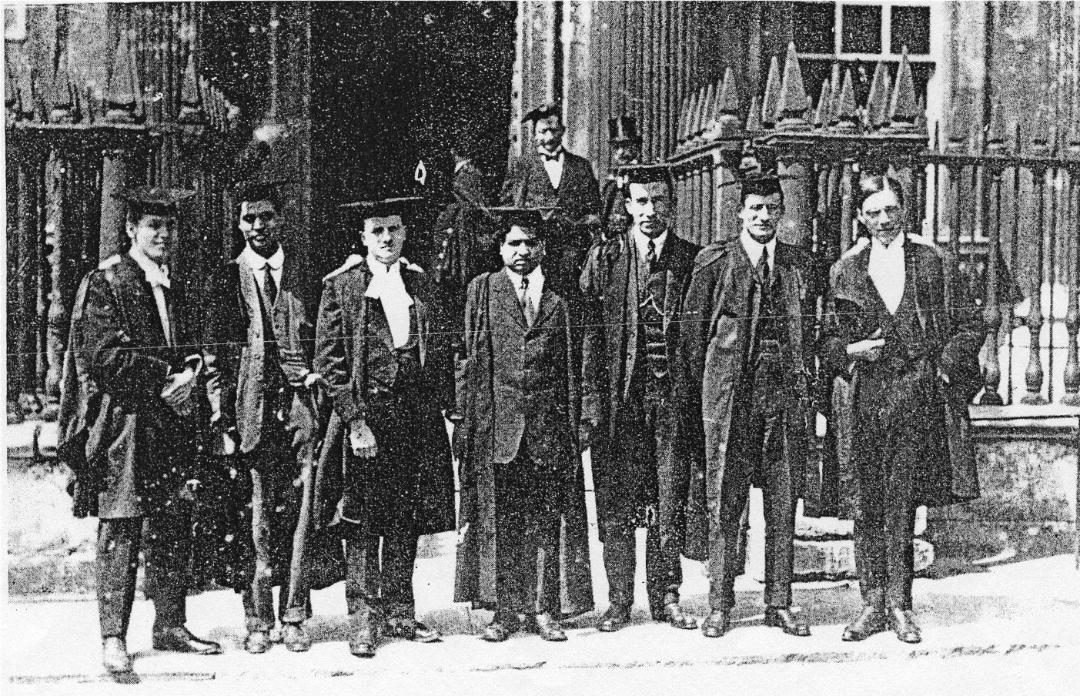 رامانوجان در کنار هاردی در دانشگاه کمبریج 