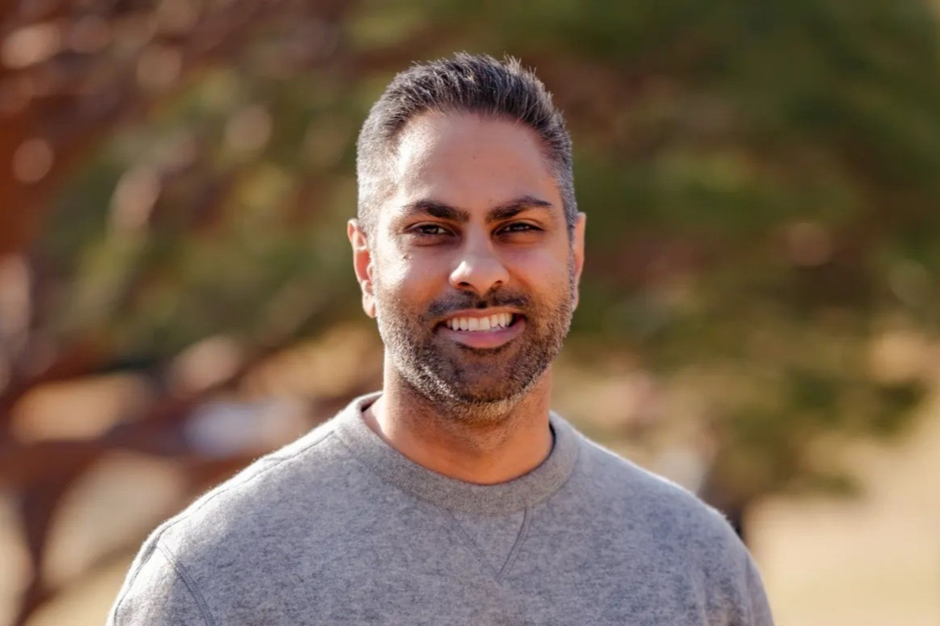 یک مرد خندان از نمای رو به رو