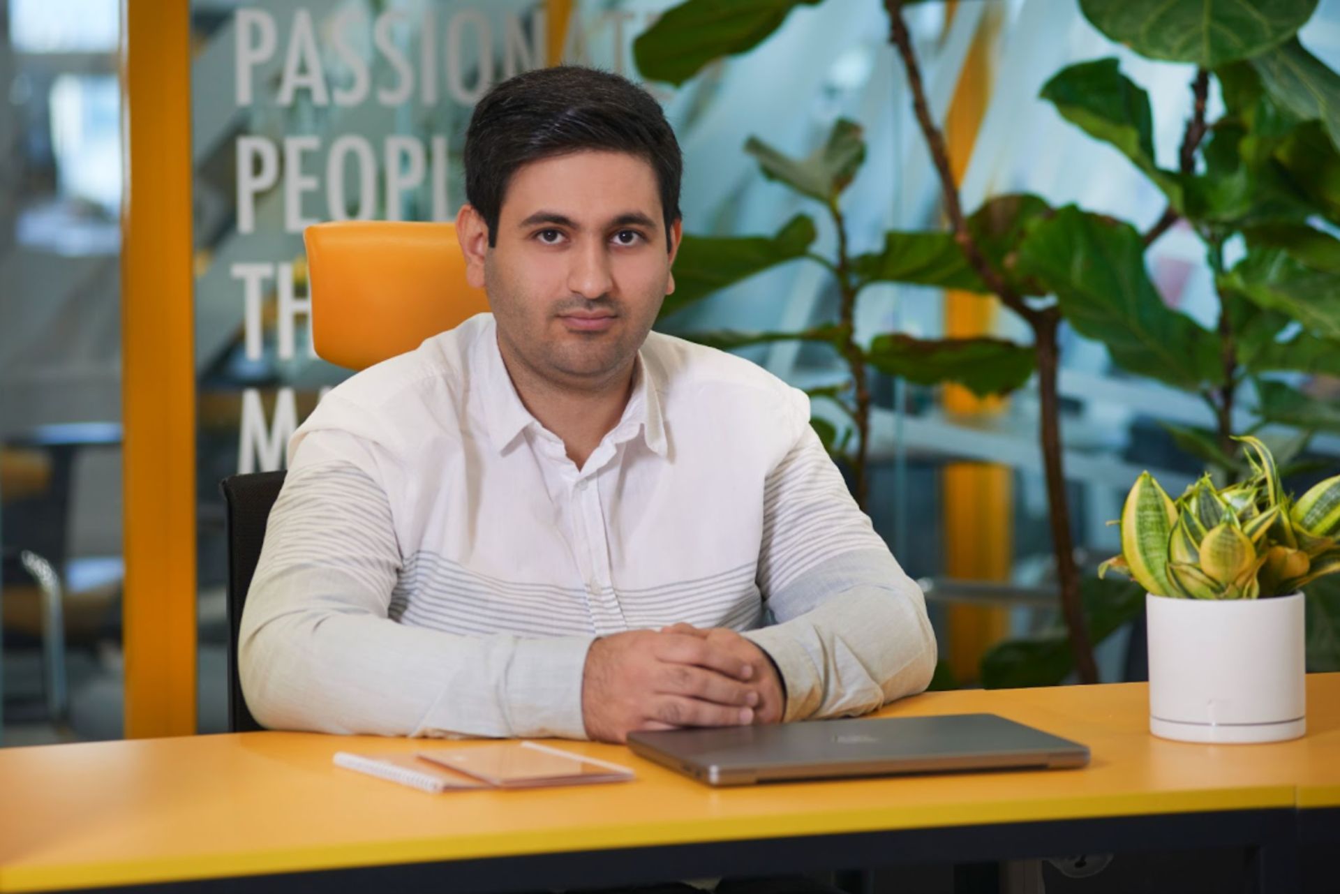 یک مرد جوان نشسته پشت میز