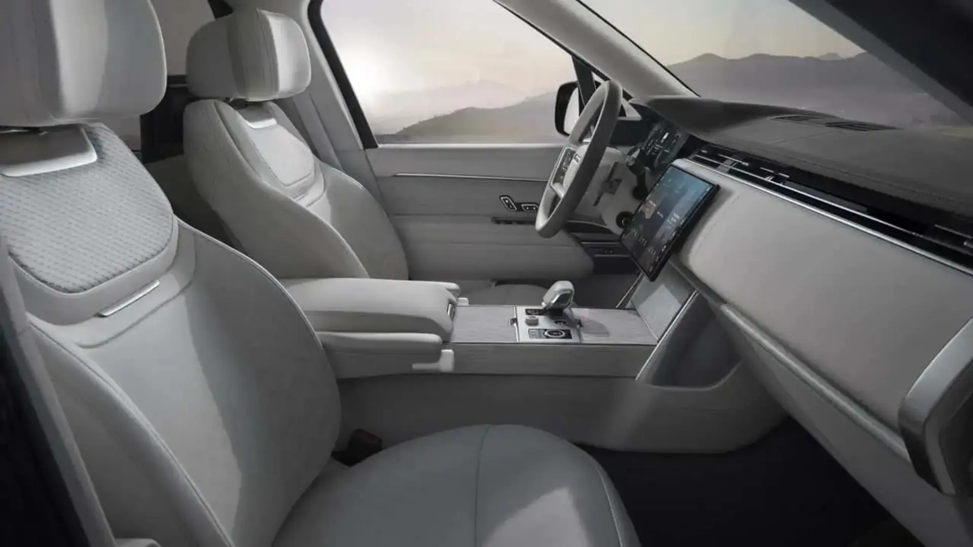 کابین داخلی و داشبورد خودروی رنج‌روور الکتریک (Range Rover Electric) با صندلی‌های چرمی روشن