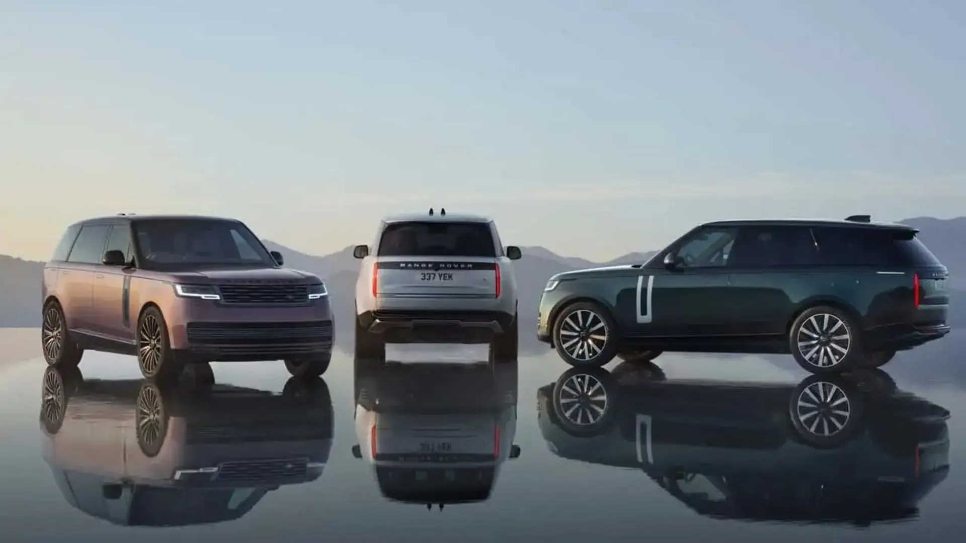 خودروهای رنج‌روور (Range Rover) در یک فضای باز و بازتاب‌شده در آب