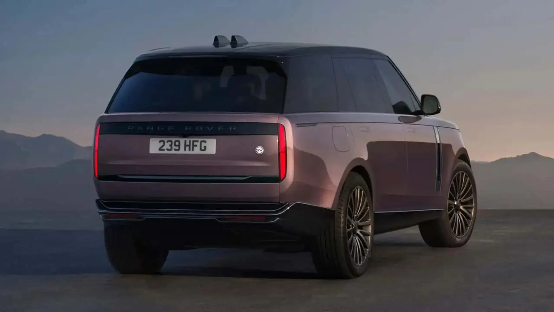 نمای عقب خودروی رنج‌روور الکتریک (Range Rover Electric) در فضای باز