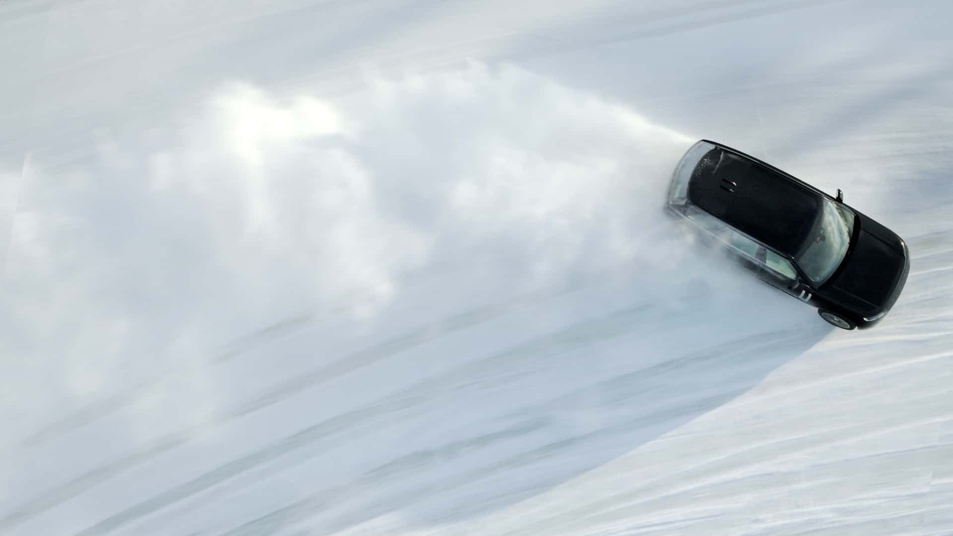 خودرو رنج‌ روور برقی از نمای بالا در برف